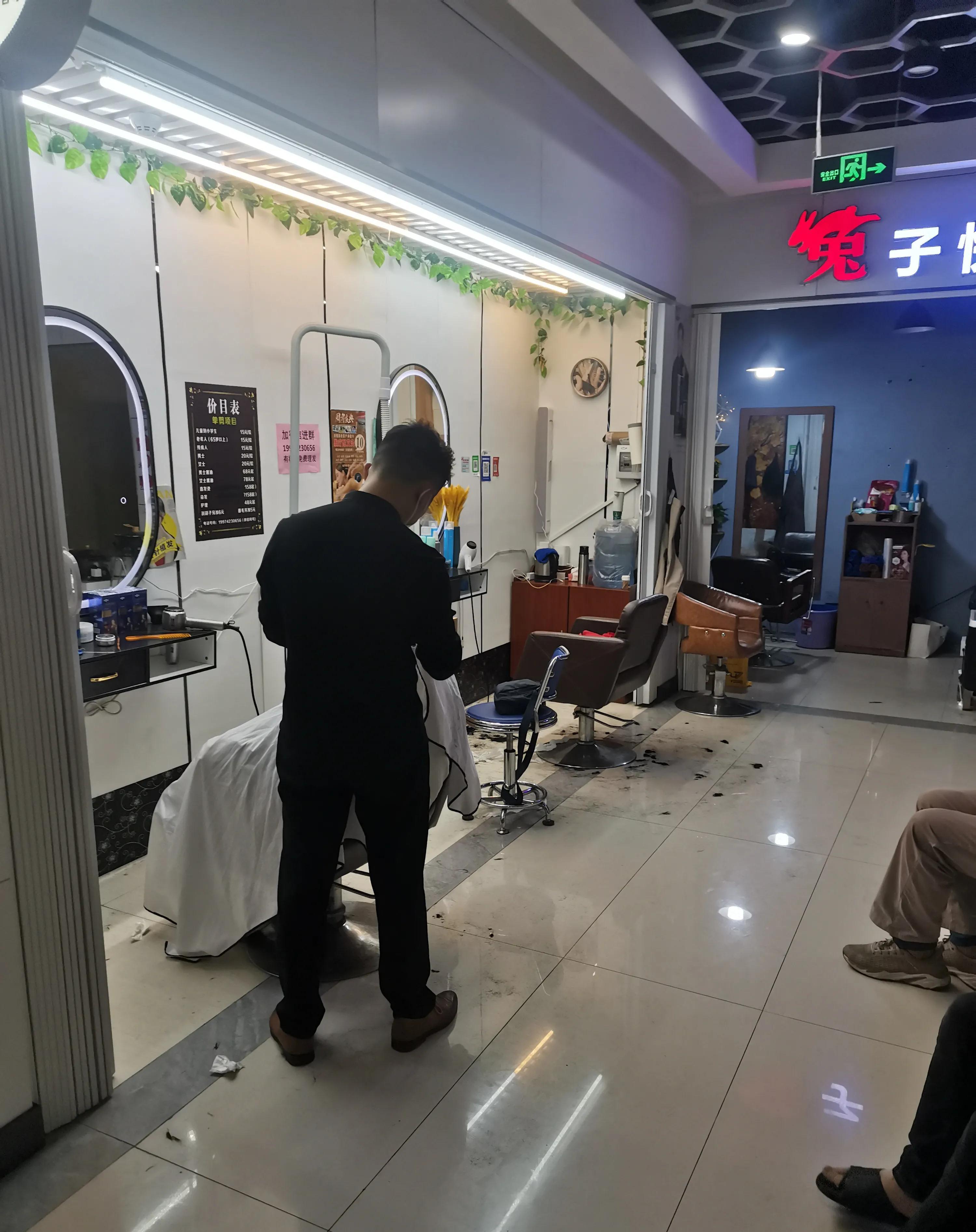 今天去老乡理发店玩被眼前的景象给震惊到了三四个人在那等着剪