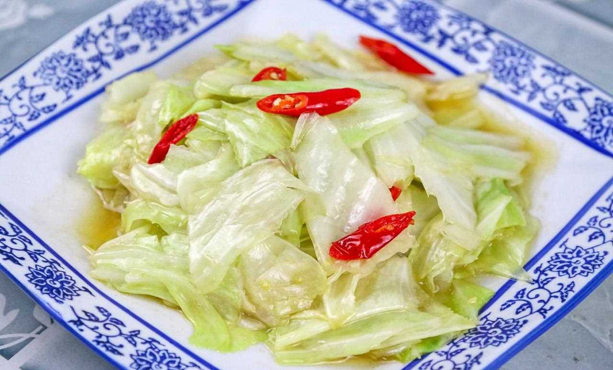 大厨分享一道酸辣包菜的家常做法,酸辣脆爽,开胃下饭,营养健康不增肥.