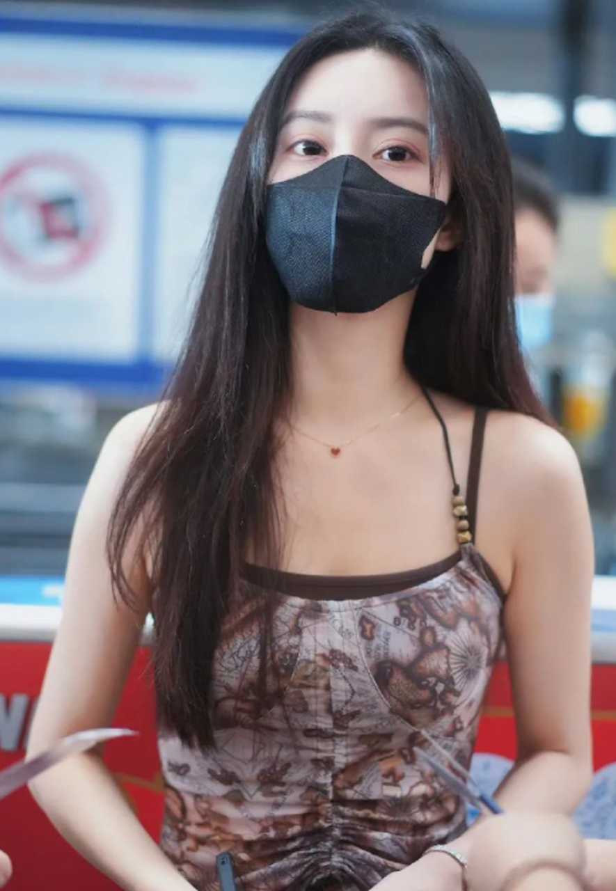 孟子义小吊带牛仔裤气质爆棚,真是行走的风景线呀 #孟子义小吊带牛仔