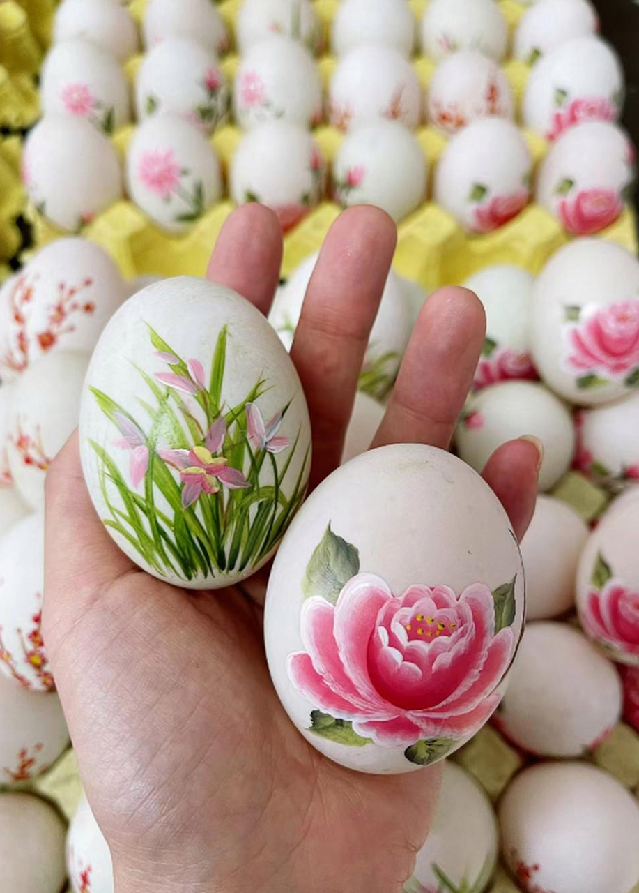 爷爷为了我的订婚画了个超级漂亮的花鸭蛋,简直是一件艺术珍品![大笑]