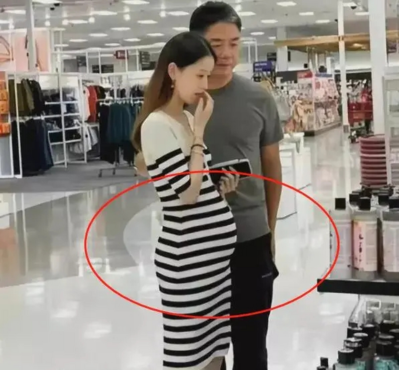 29岁章泽天二胎得子!孩子获英国籍,刘强东抛下妻儿回国返工