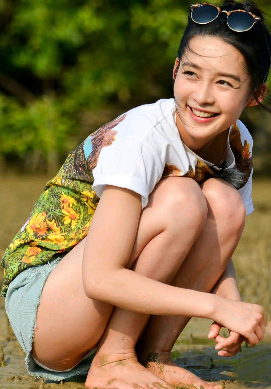 李沁都是大姑娘了,却还喜欢玩泥巴!