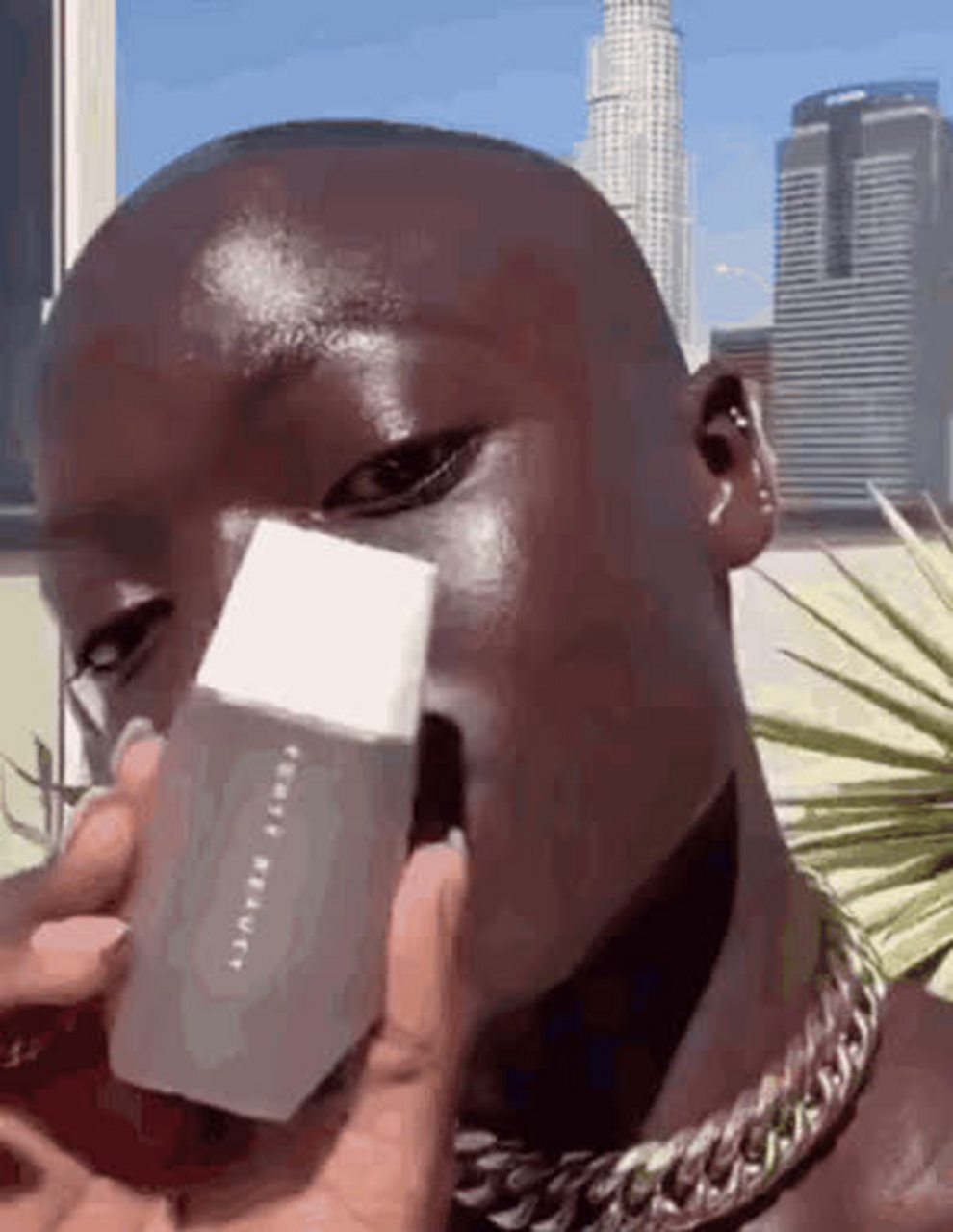 黑姐化妆后变成这个样子,真怀疑人生[三哈]