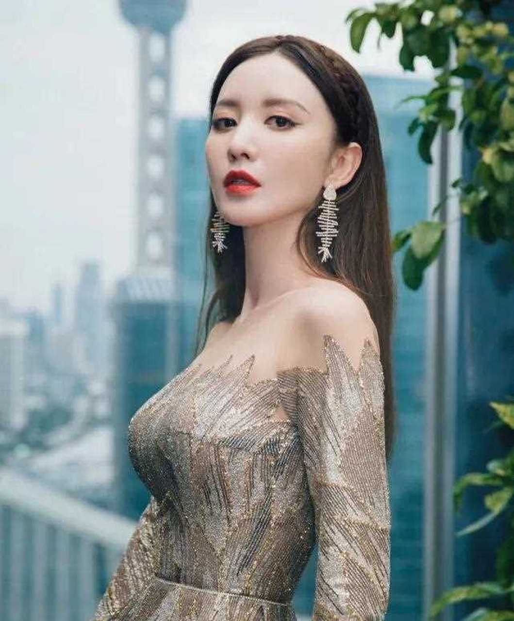 张萌不愧是耀客老板娘,穿香槟色礼服典雅高贵,美得让人心动