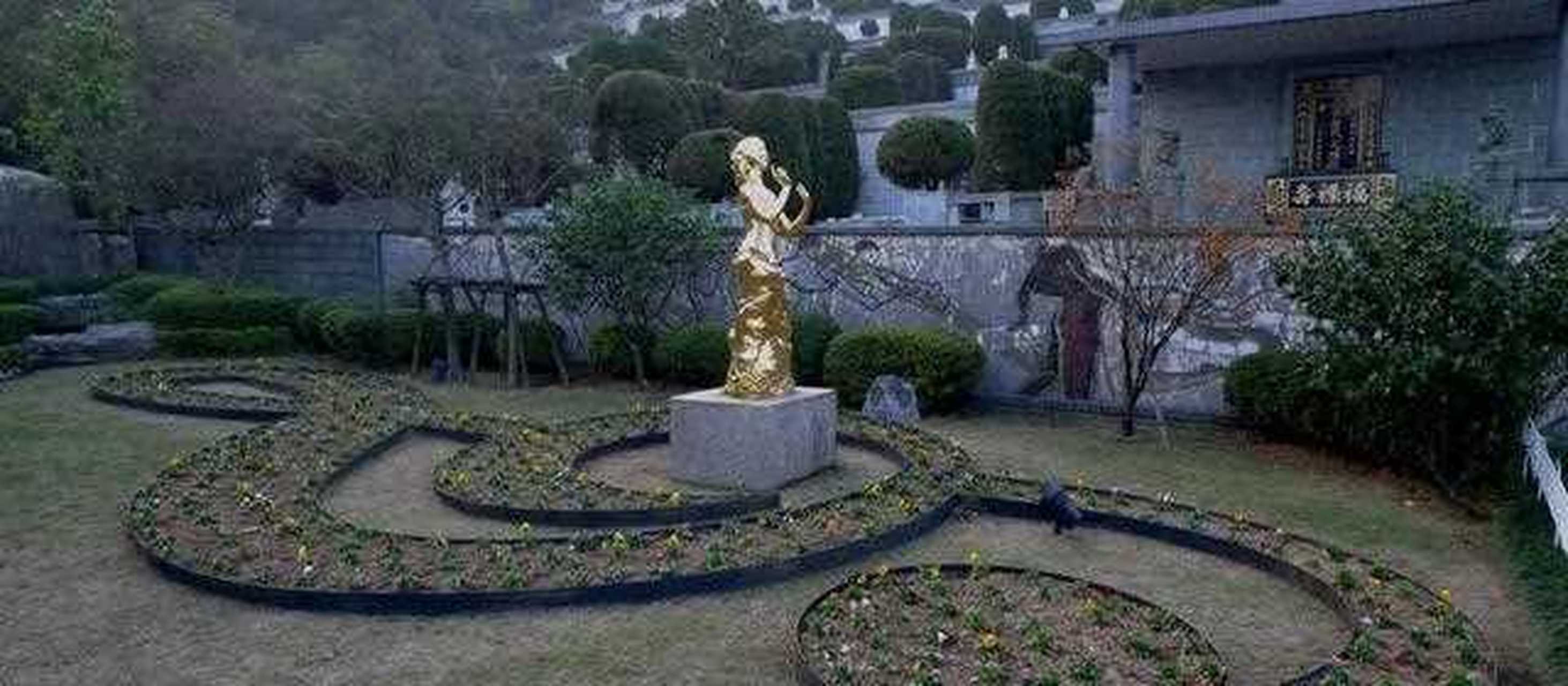 邓丽君去世以后,很多墓地的老板都希望这个歌坛精灵埋葬在自己的墓地