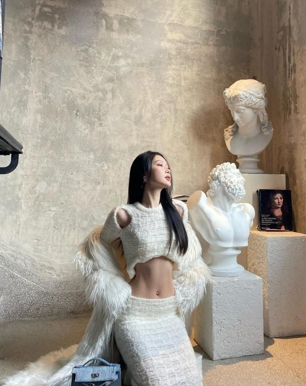 精致小蛮腰美女,小香风系列穿搭