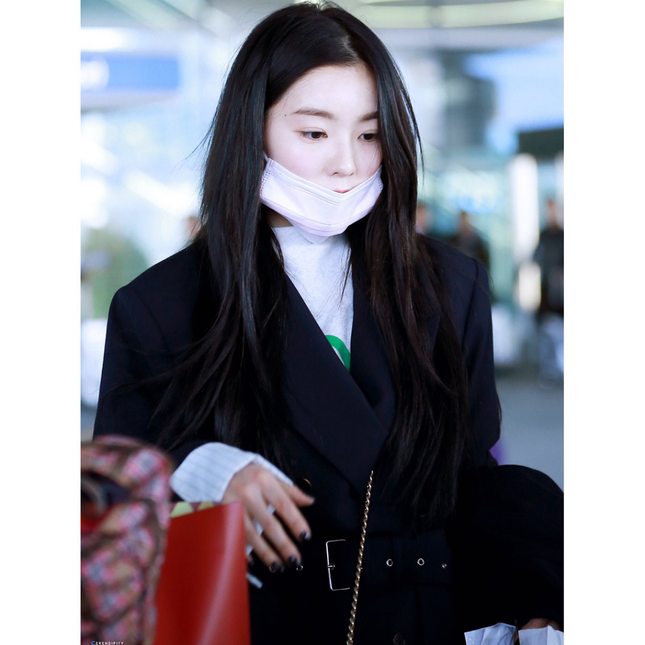 每日穿搭 irene裴珠泫日常生活私服穿搭分享 外套|普拉达 prada 包包