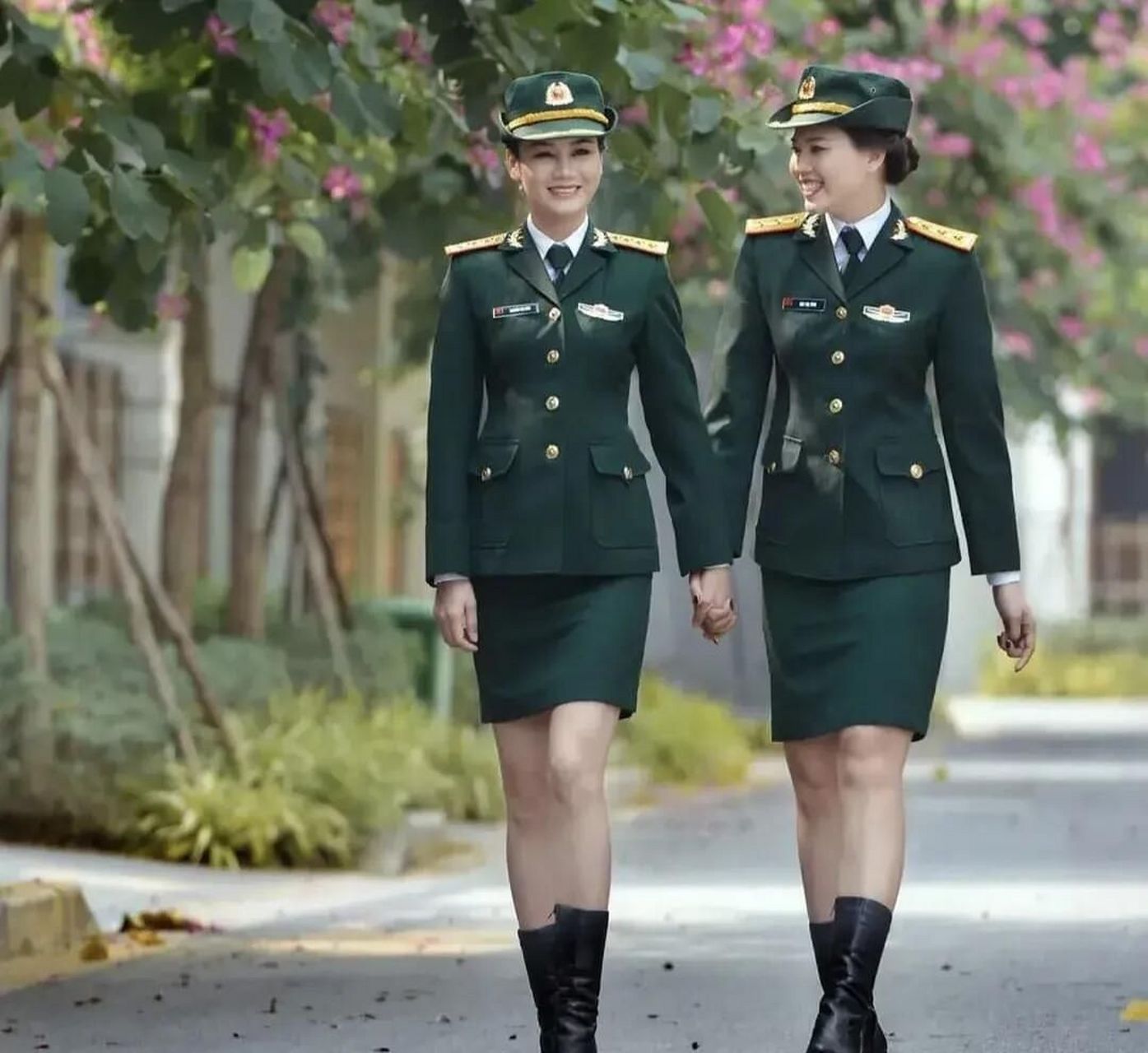 个人认为这款女兵军服样式真好看.