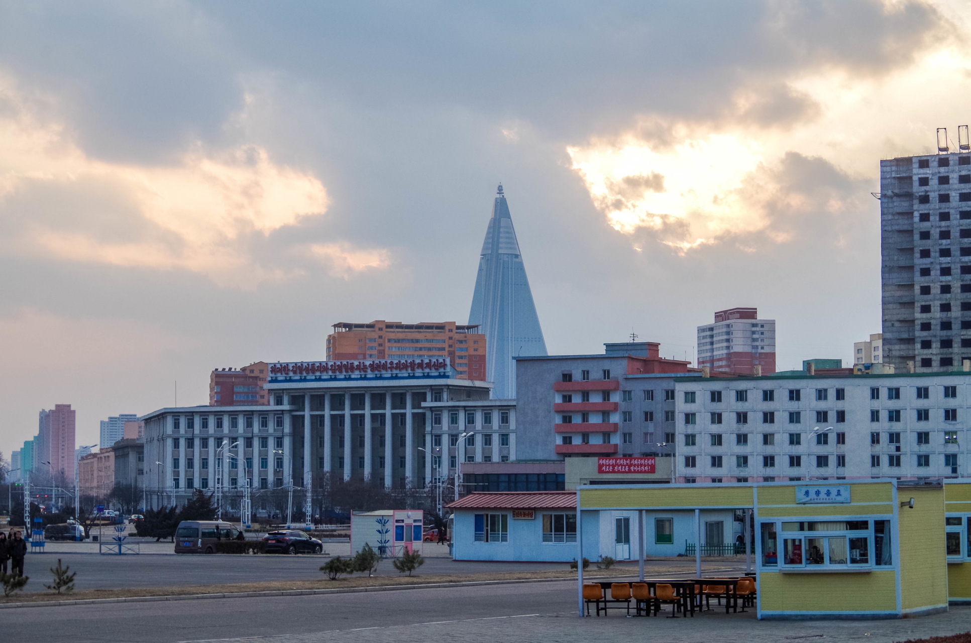 在進入位於朝鮮平壤凱旋門附近的凱旋青年公園時,導遊讓我們先在停車