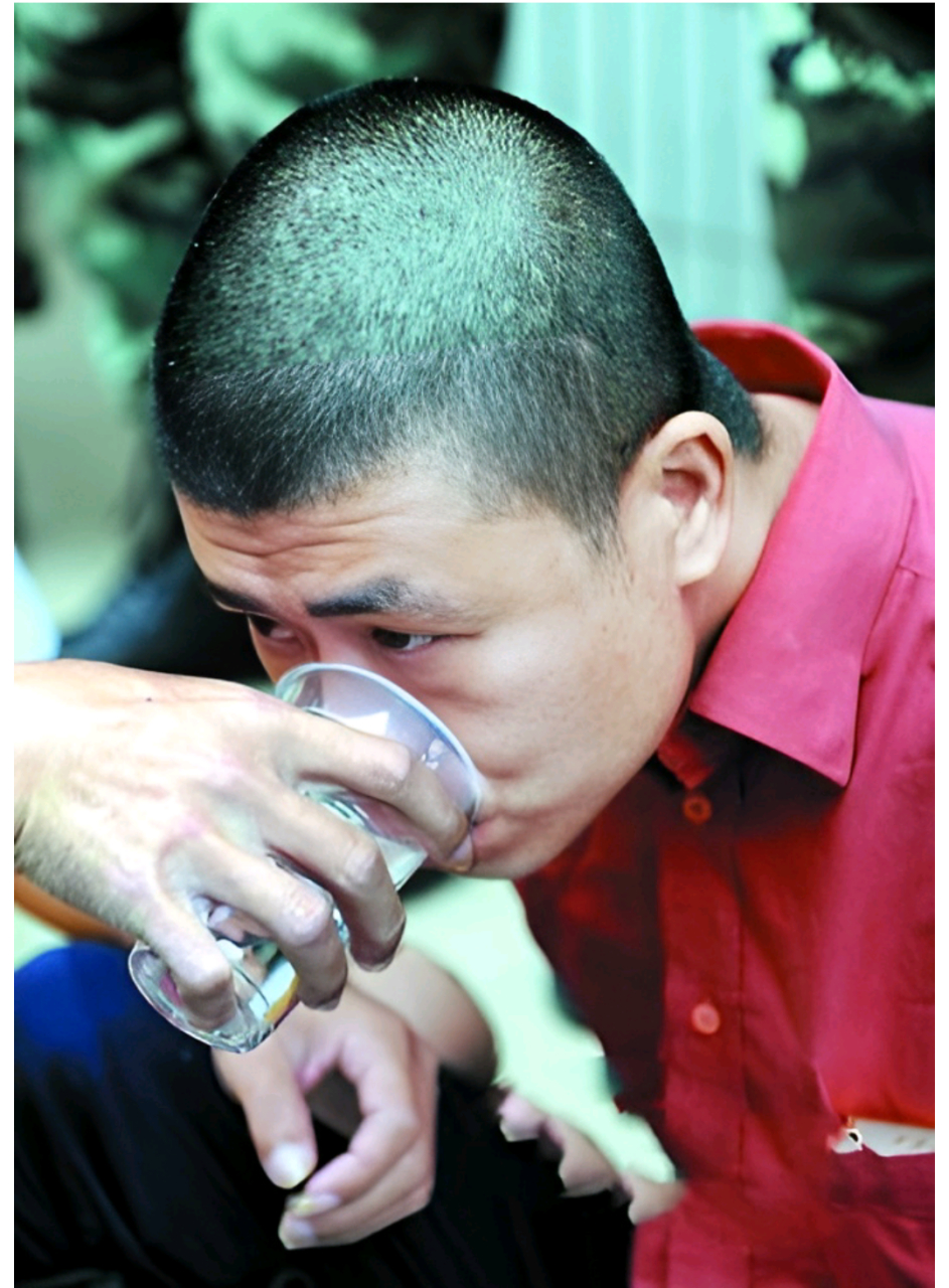 2009年,毒贩张立周将被执行死刑,临刑前他只提出一个要求,就是给一杯