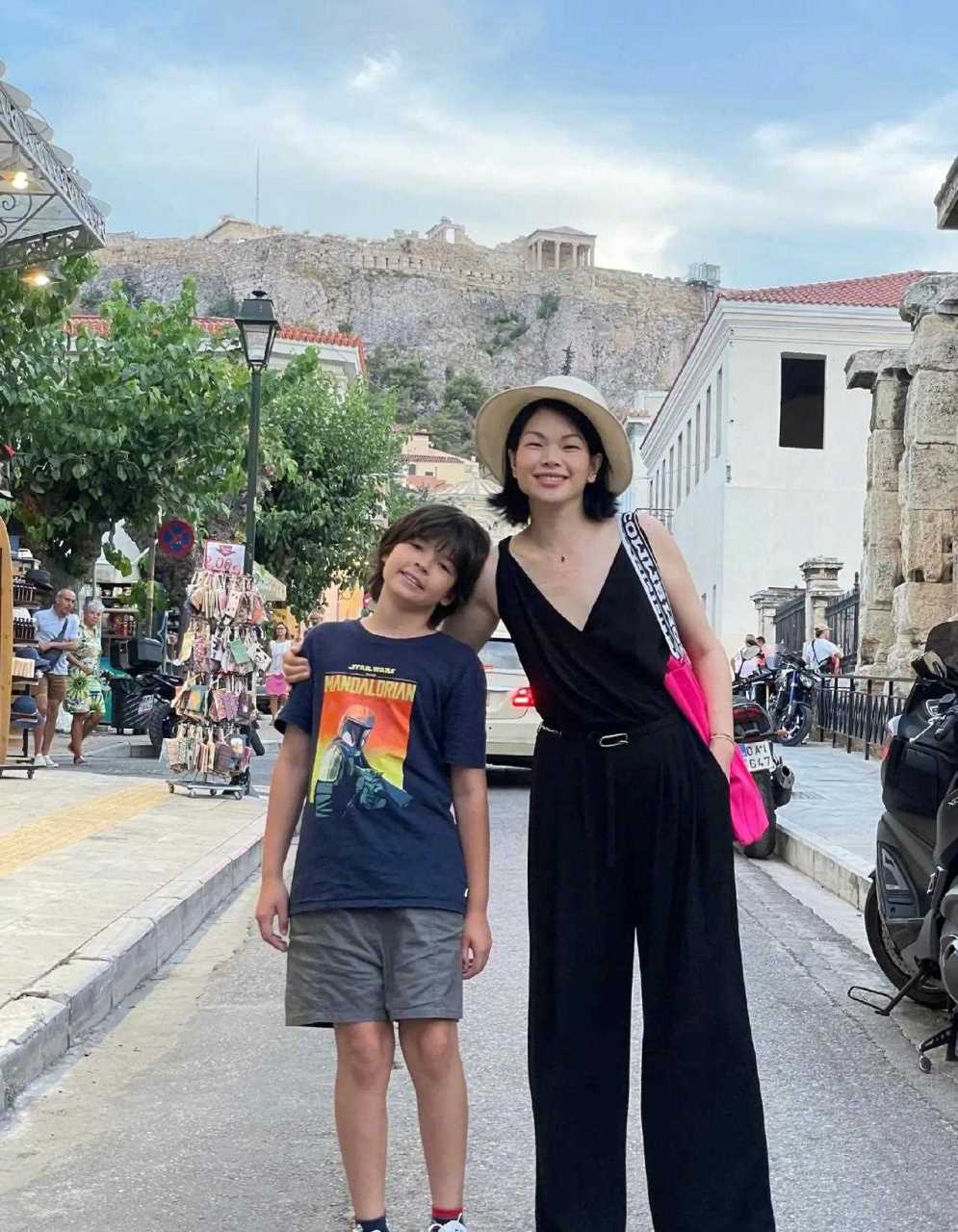 超模吕燕,嫁给法国老公婚后的生活真的是悠然自得呢,儿子真帅气,事业