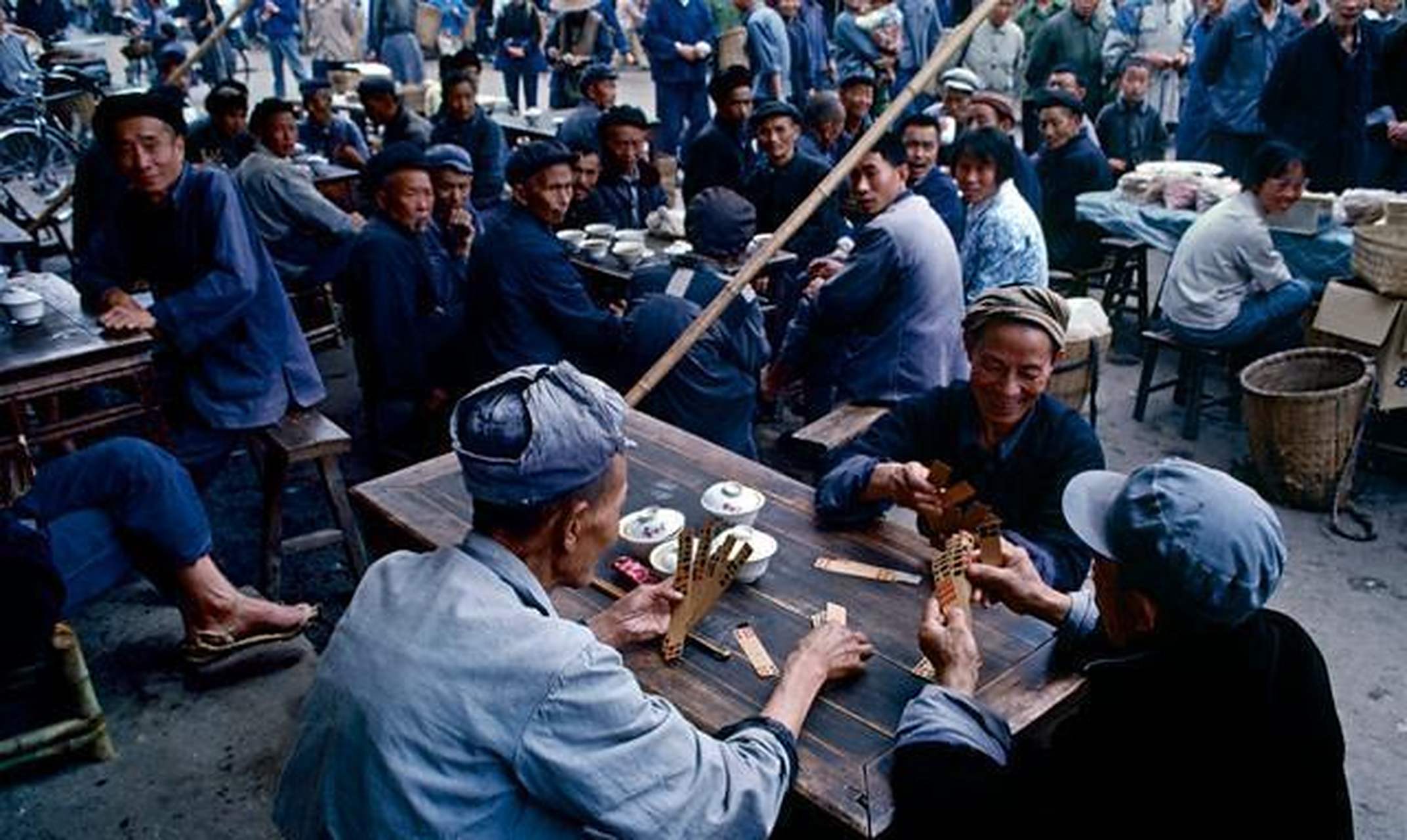 80年代中国罕见历史老照片:图为农村里的一群老大爷在一个茶馆里,一边