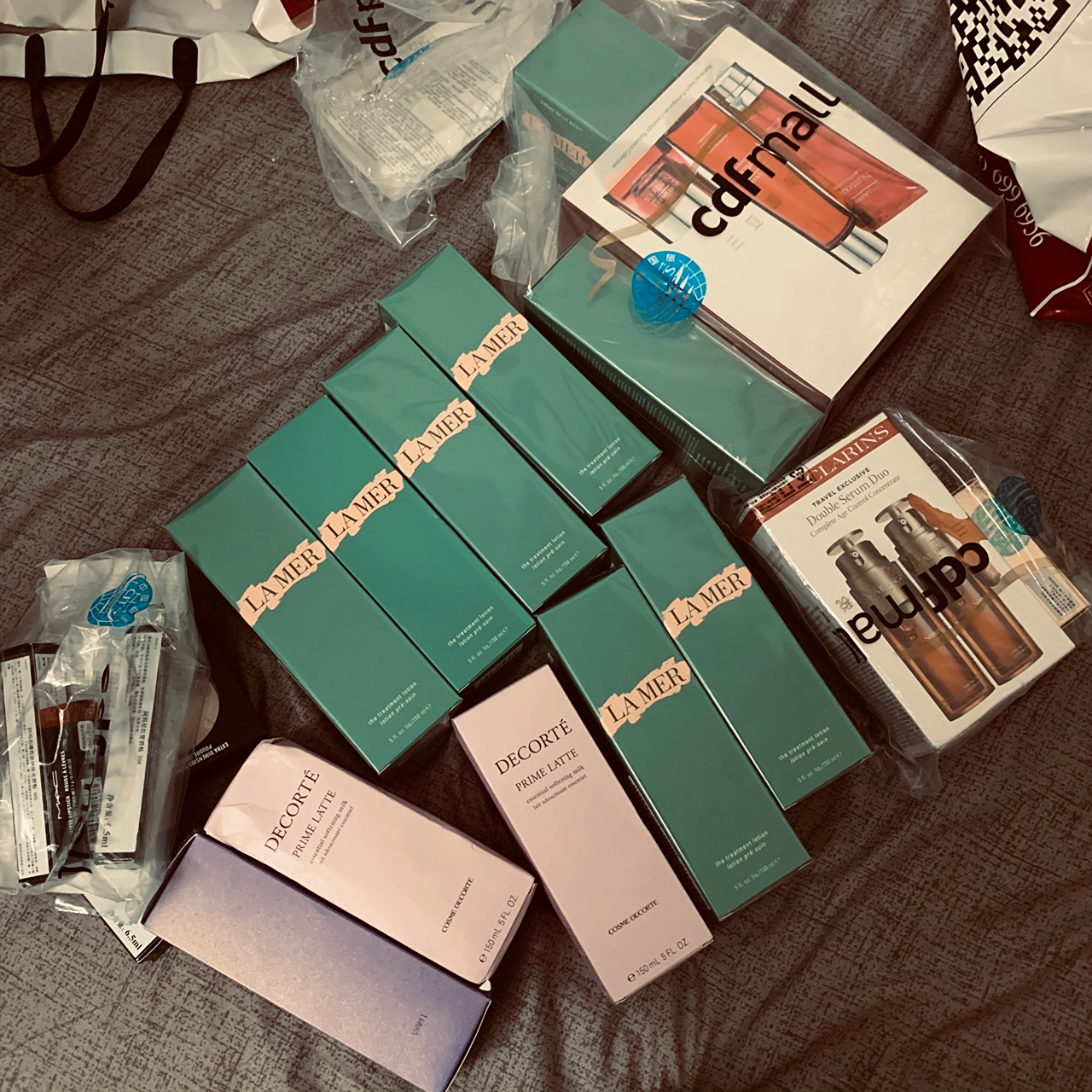 [鼓掌]拿起货物总是很开心   [开心]拉默精华水简直免费,快递店都是