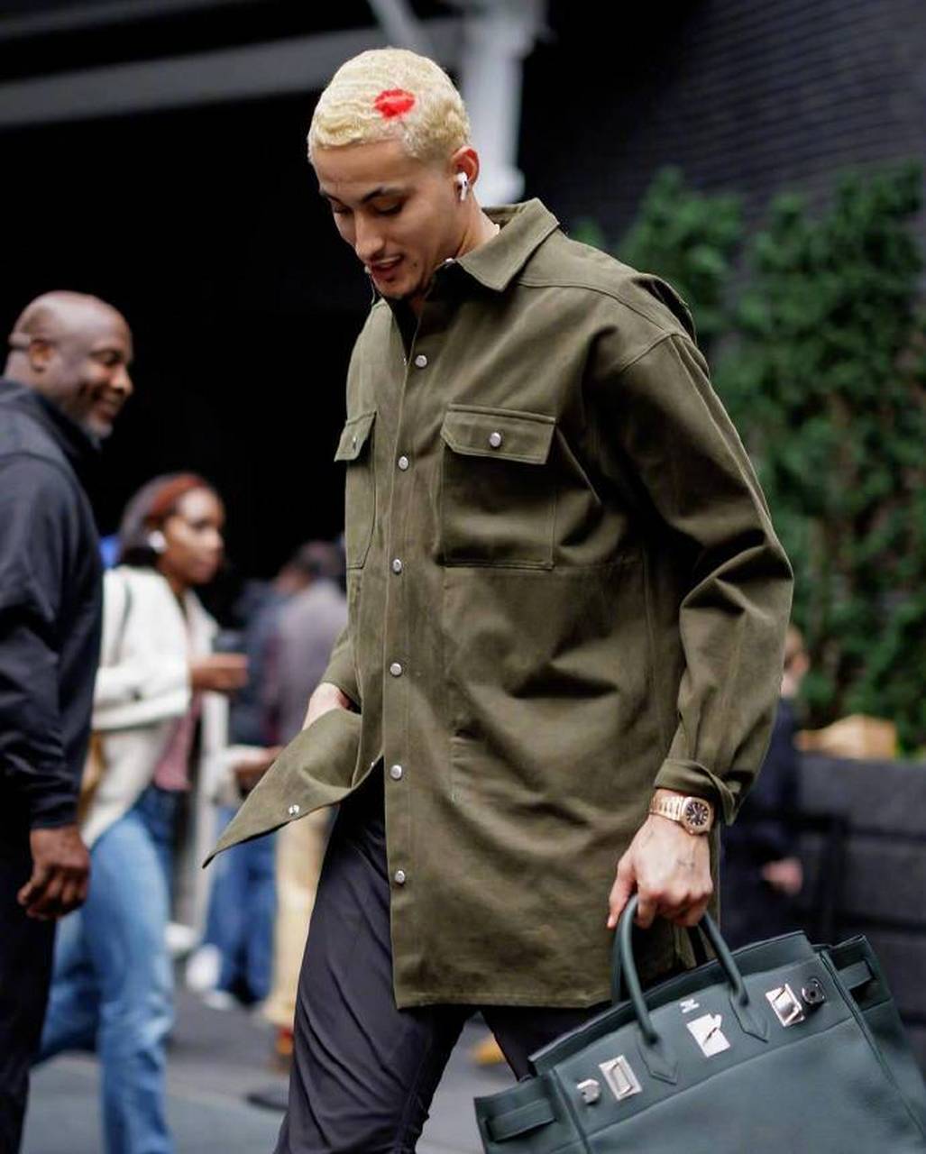 潮人凯尔-库兹马,更换了自己的发色,并加了一个红色唇印!