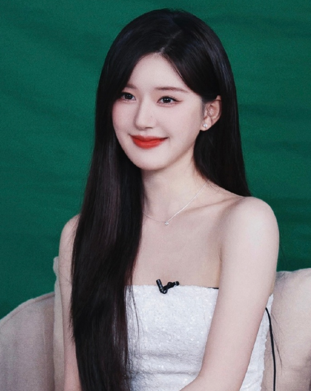 这让人更期待赵露思在《偷偷藏不住》中饰