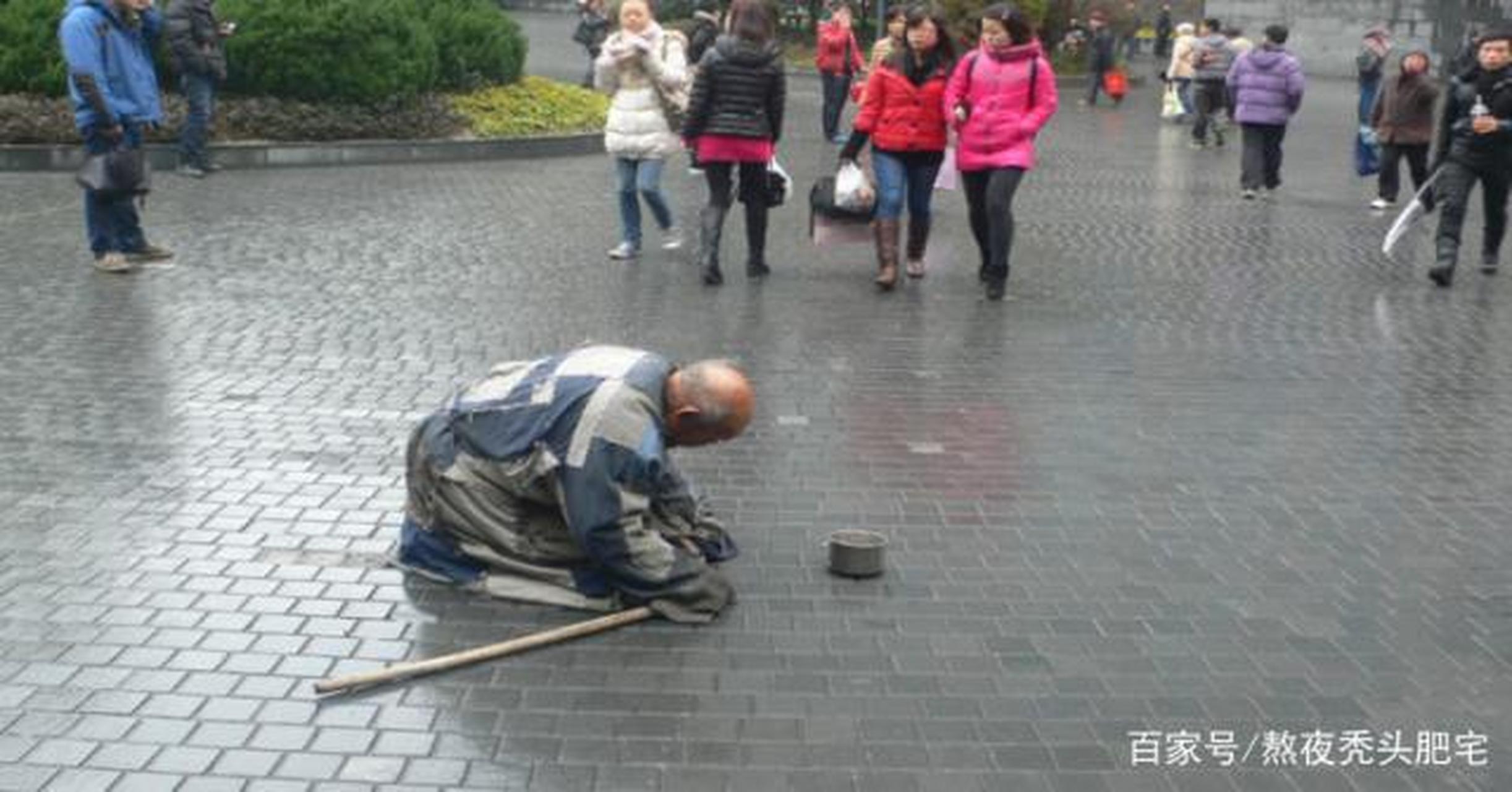 那天我把乞丐装满钱的碗拿走后,竟然治好了他多年来的残疾.