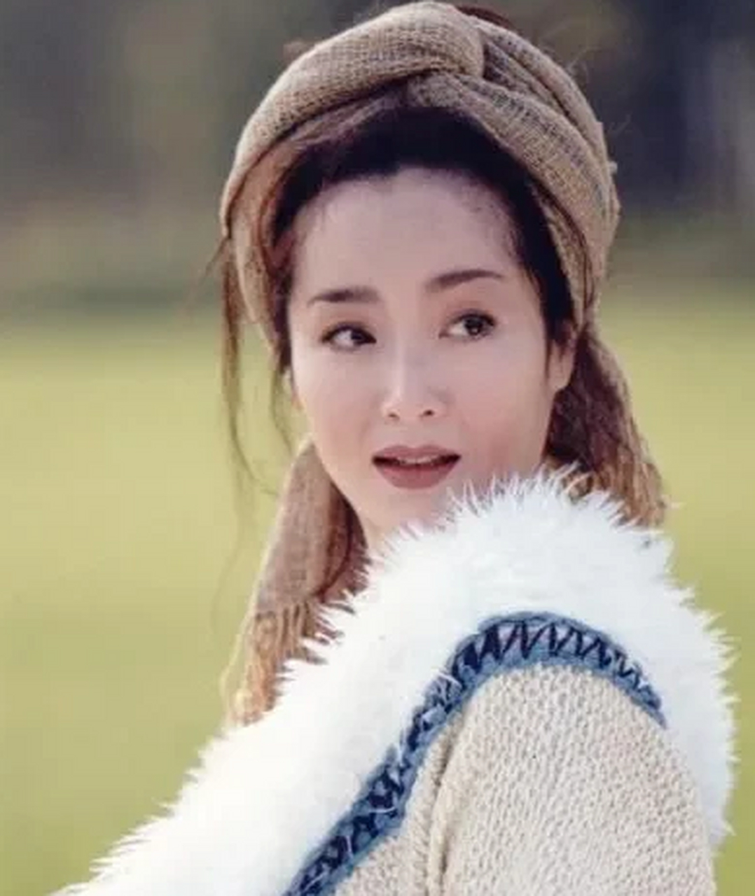 1984年,26岁的恬妞嫁给了印尼富豪叶聪豪,结婚当晚,叶聪豪却说:我已经