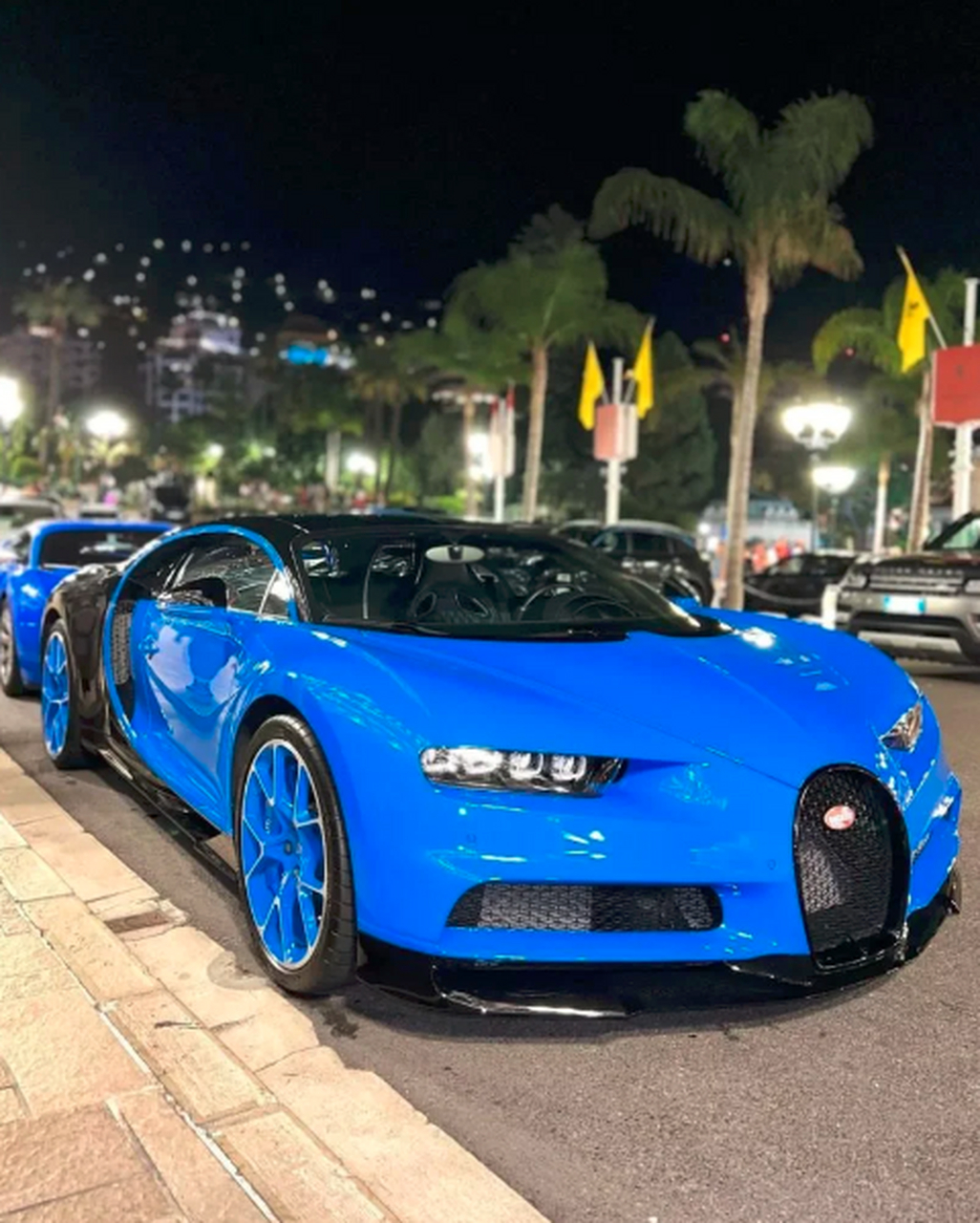 嘿,蓝黑配色的布加迪,简直就是经典中的时尚潮流!