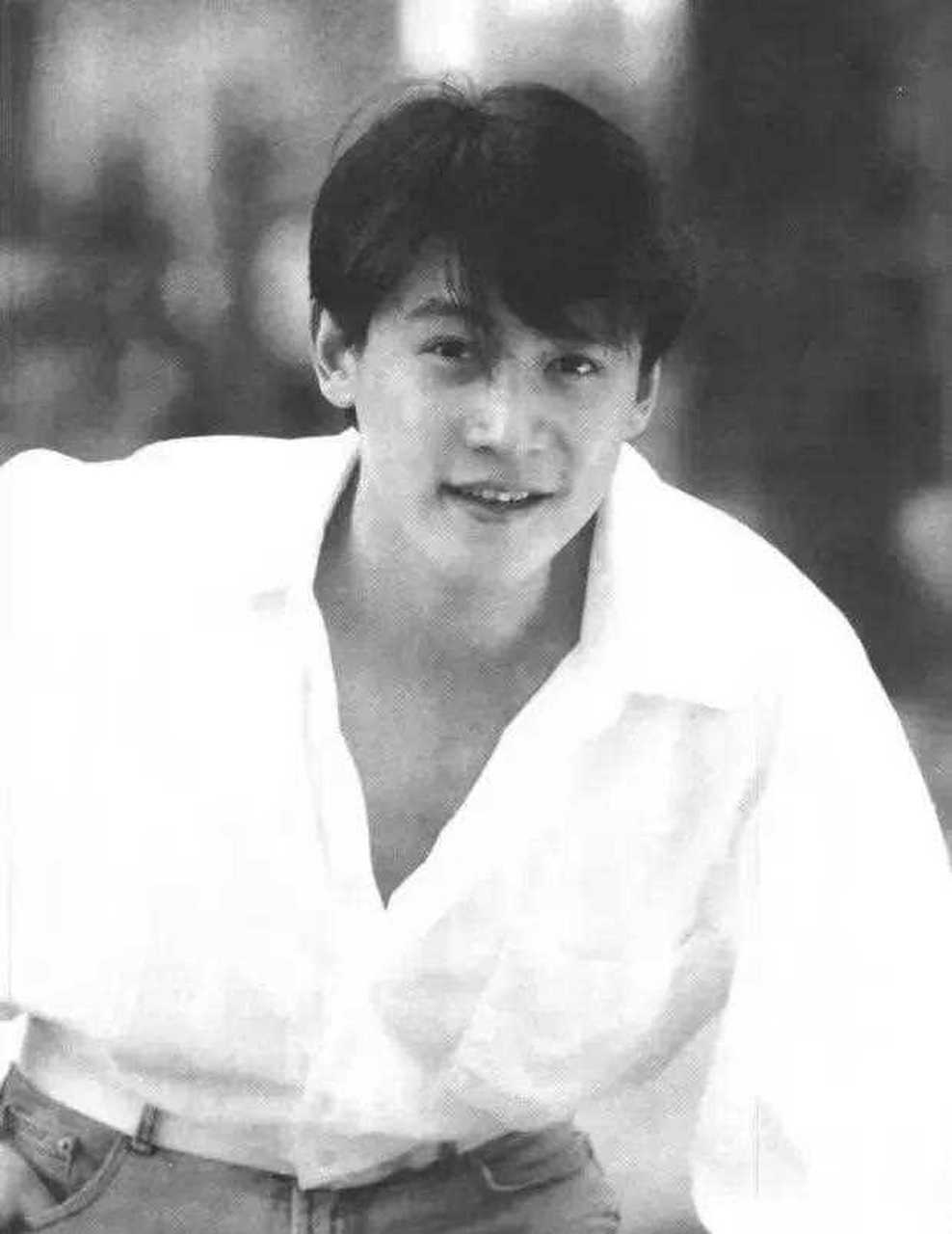 "鲁豫傻了…  那年,大一的陆毅跟田海蓉看对了眼,两人没地约会,于是