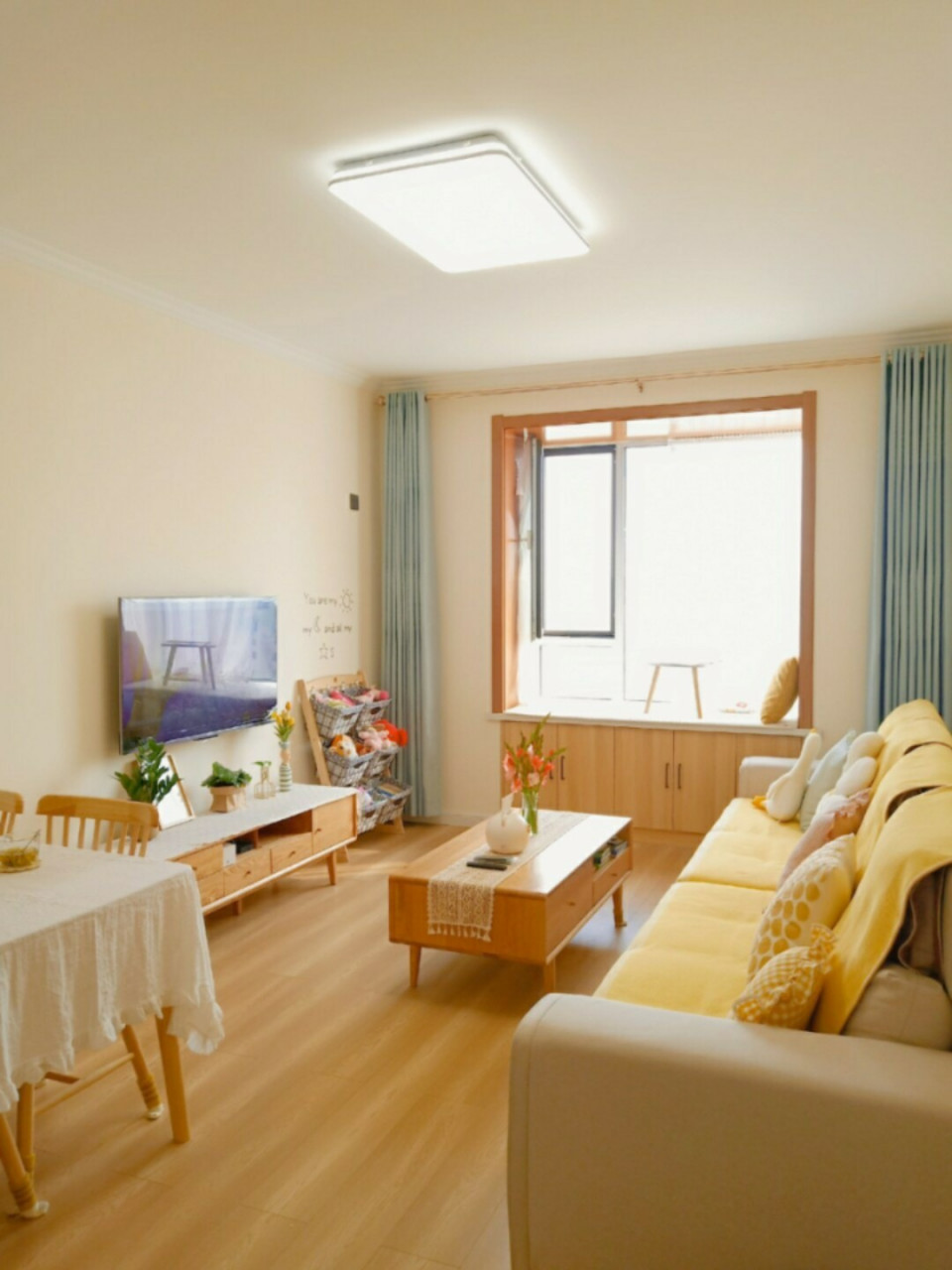 记得来我主页看看哦      墙面是多乐士的皓白象牙色,沙发来自于本地