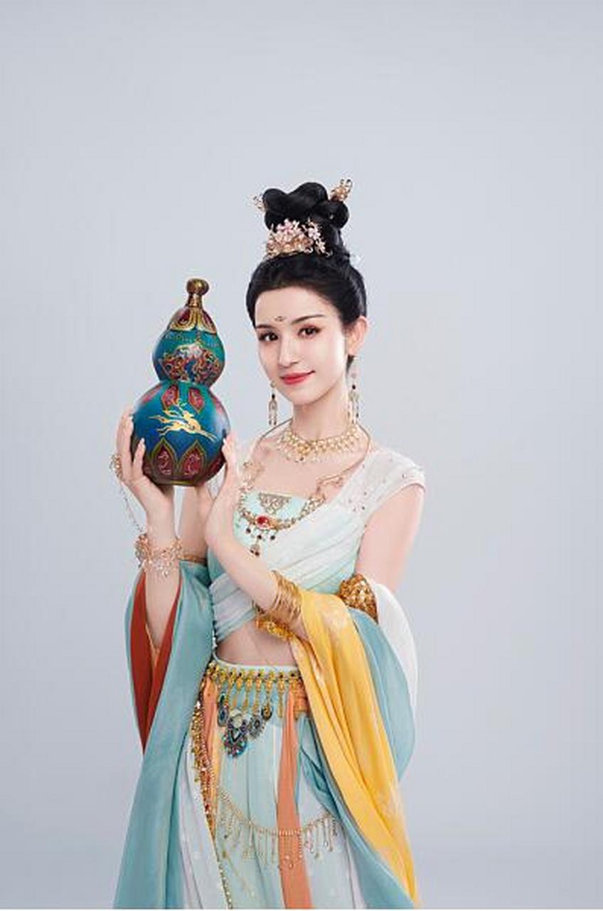 哈妮克孜,敦煌风造型,一袭长裙仙气飘飘韵味十足.