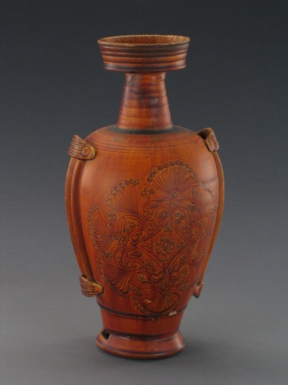 图一:辽代绿釉刻牡丹花凤首花口瓶 图二:辽代绿釉提梁壶 图三:唐代