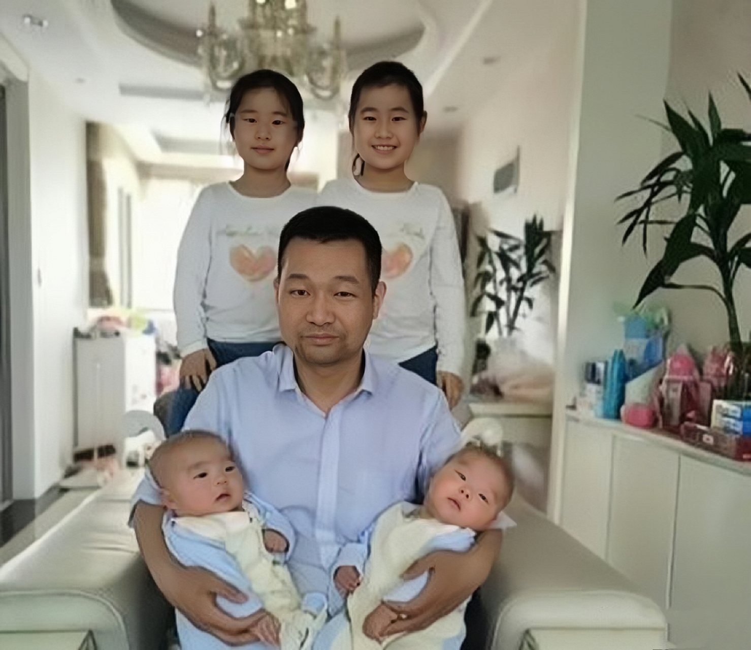 七年前和七年后的两张照片对比,这位父亲再也笑不出来了.