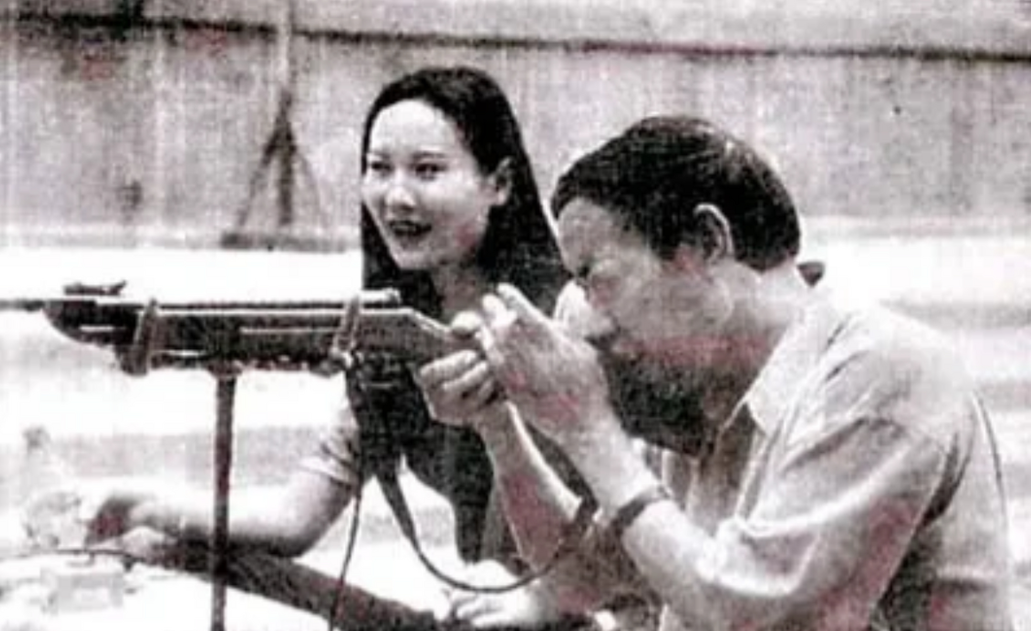 1992年,贾平凹有些扛不住了,妻子韩俊芳怀疑其"精神出轨"一位年轻貌美