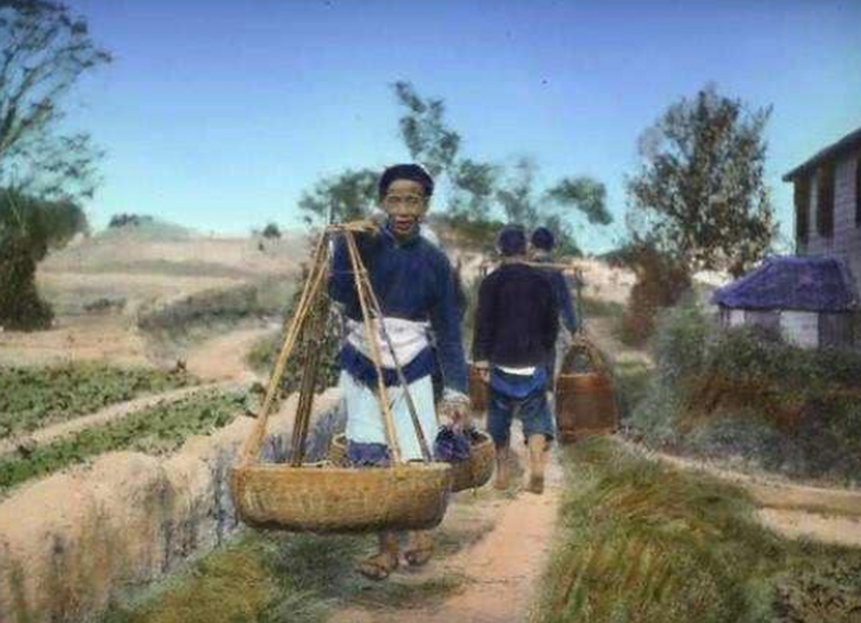 清朝老照片:晚清上色老照片:图为晚清的几个农民正在干活,挑着担子,有