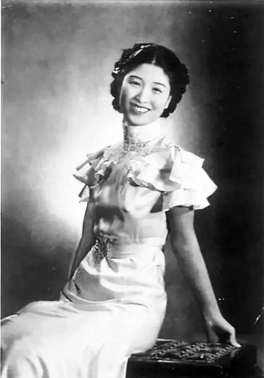 照片中这位女子叫佘爱珍,人称"76号女魔头",她出生在书香门第,却有着