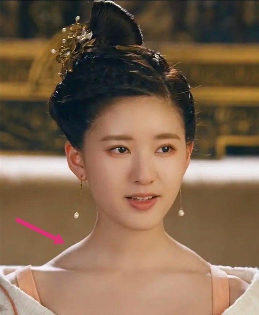 赵露思的脖子变化史,从溜肩逐渐变成了直角肩,这是不是意味着,她也