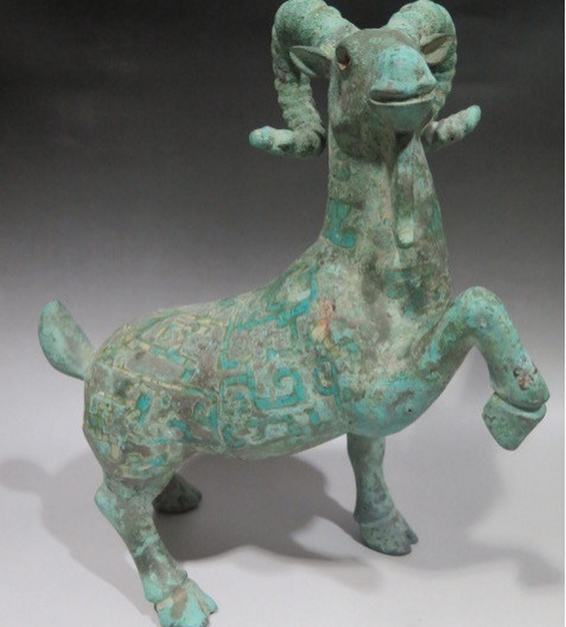 男子带"青铜羊"鉴宝,非说换一套房,专家:要是真品换座楼都行  很多人