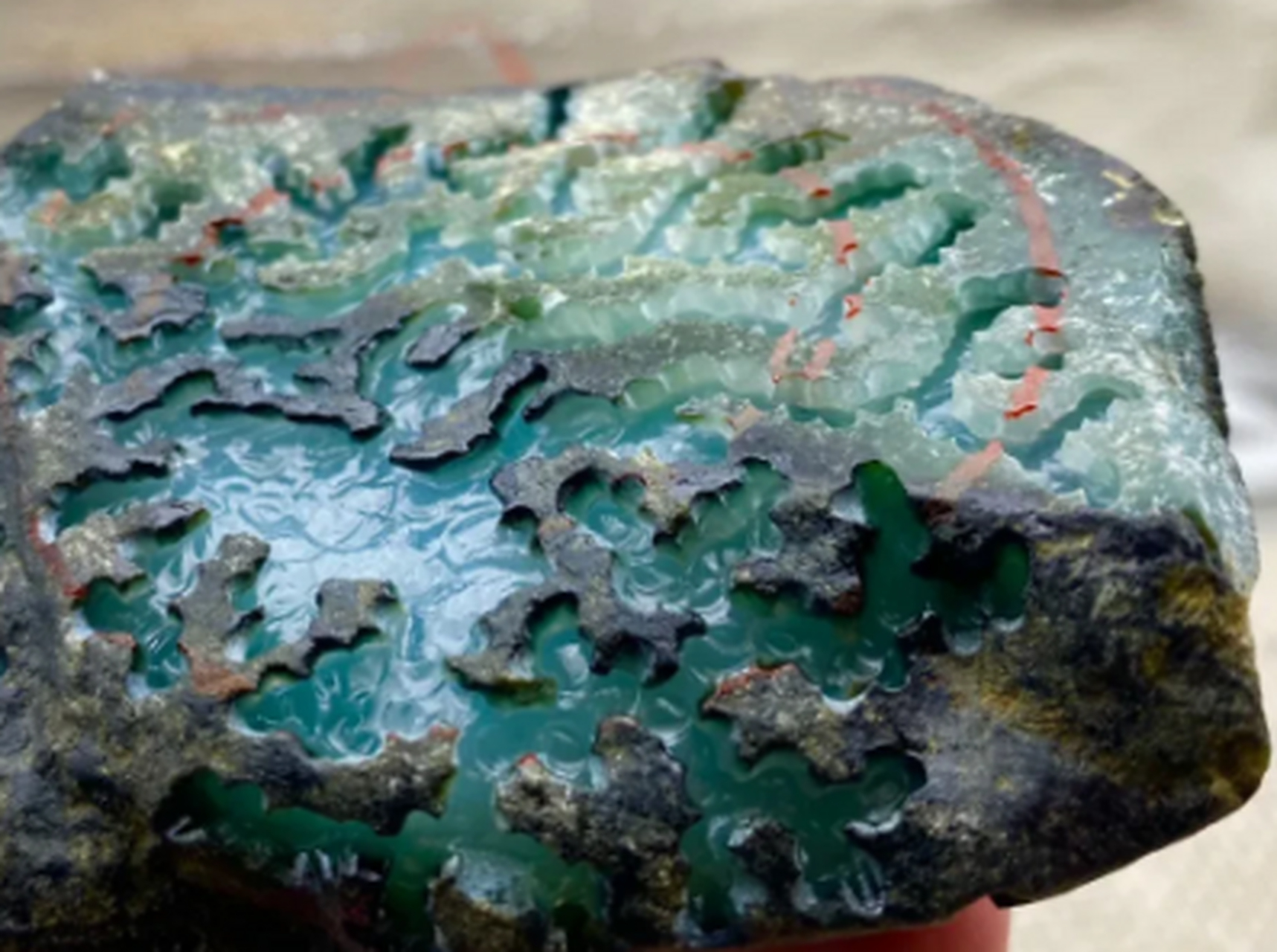 点击头像看直播##翡翠原石#莫湾基开窗正冰手镯料,整个石头全身开窗