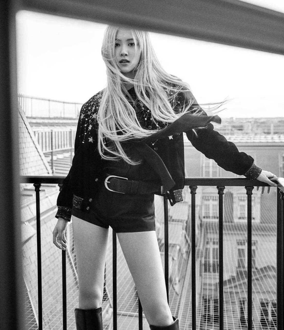 近日,black pink  的主唱rose在个人社交网页上po出一组大片,身穿ysl