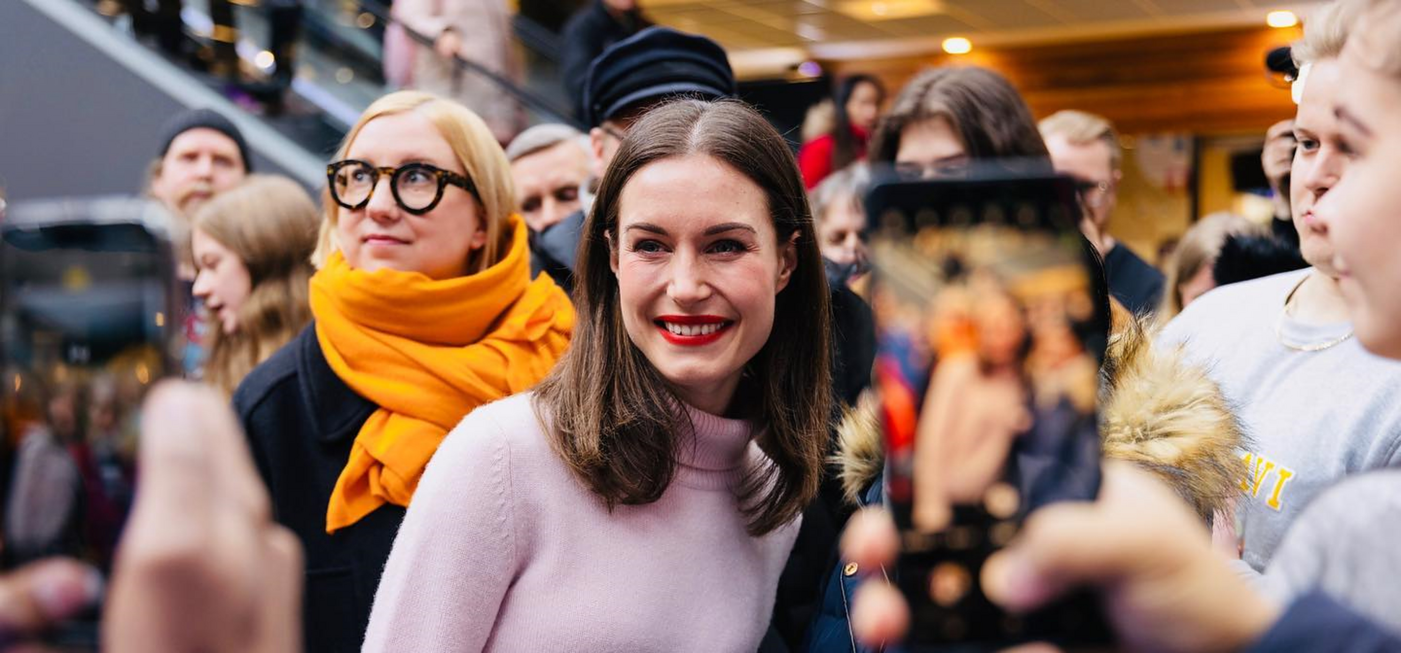 37岁芬兰美女总理败选!穿一身粉西装微笑面对失利,又把人美到了