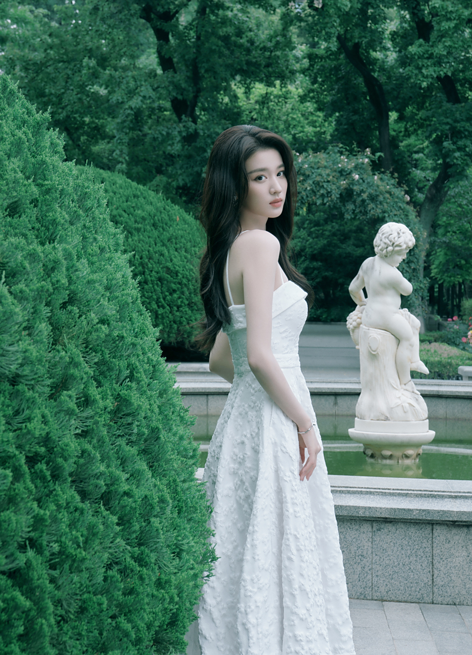 王楚然白色连衣裙造型,宛若油画中的少女.