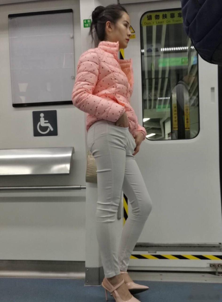 时尚穿搭##大长腿##街拍# 地铁随拍.