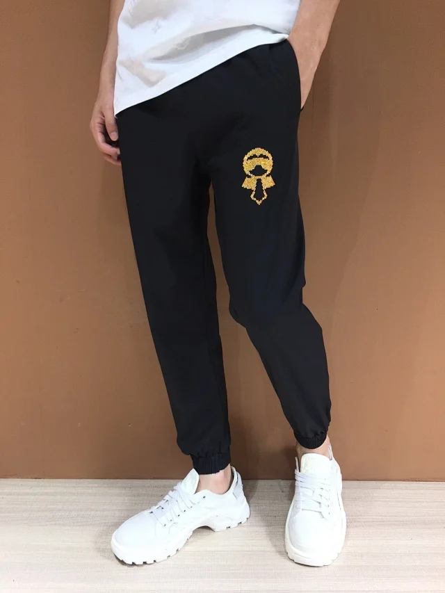 fendi2020春夏精品休闲裤,老佛爷系列时尚休闲裤,上身很有特点!