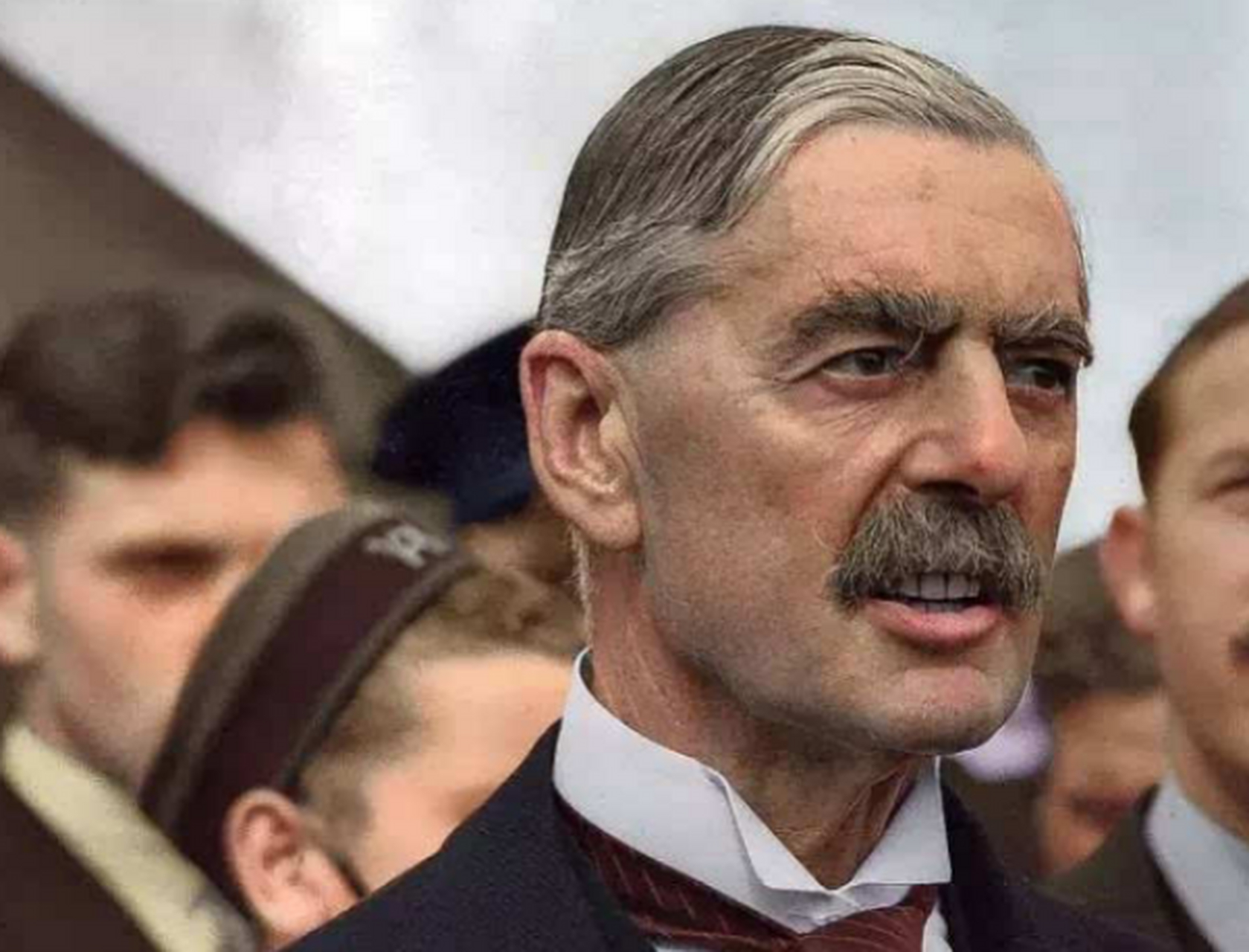 英国首相张伯伦在机场上挥协议定,得意地宣称:"我带来了整整一代人的