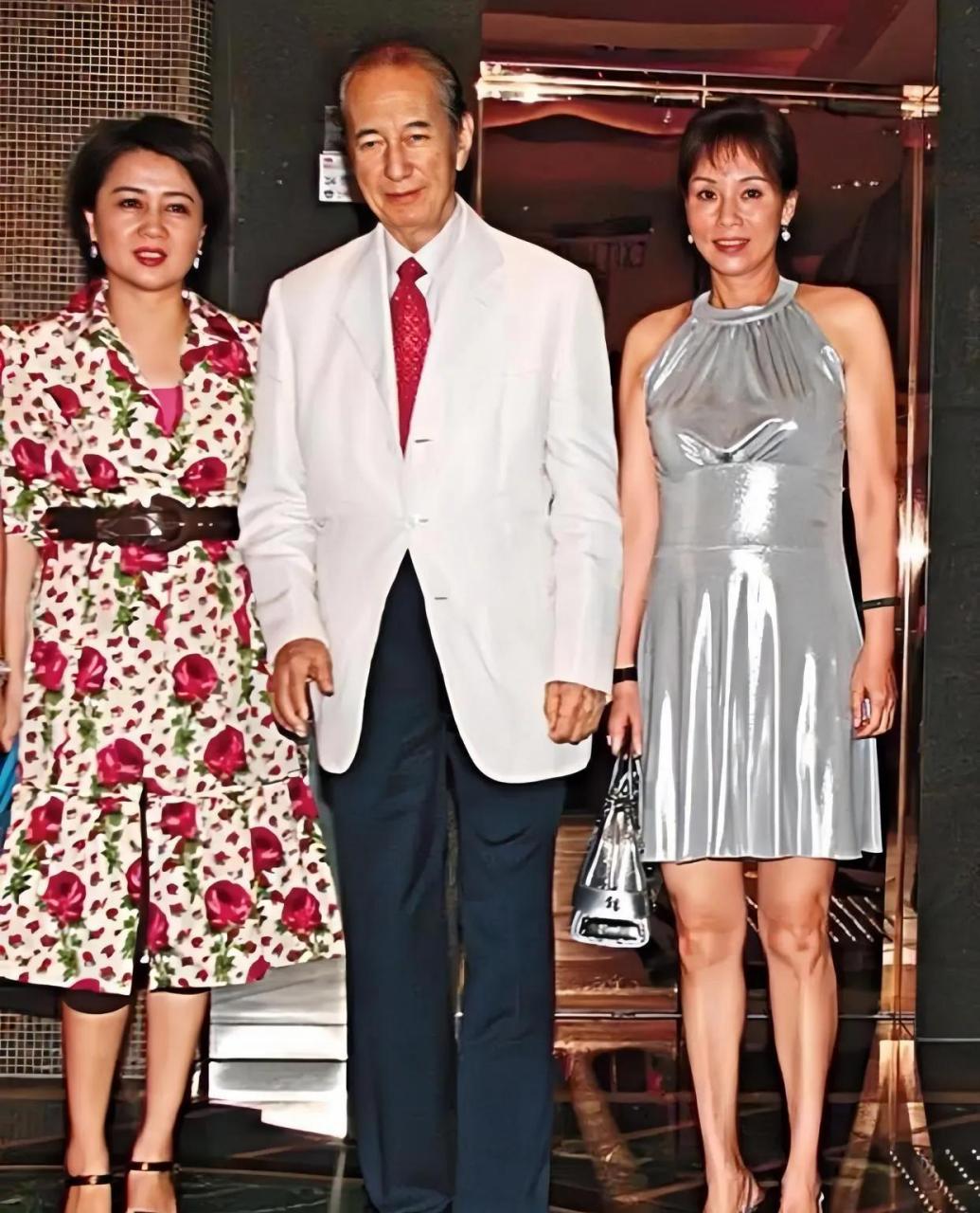 三太陈婉珍穿着一件银色挂脖裙,气质高贵,尽显贵妇范儿,四太梁安琪穿