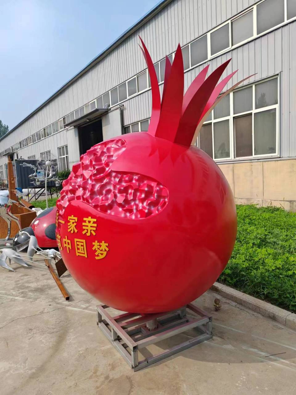 红色石榴雕塑是一种寓意深刻的雕塑作品,它通常用来象征团结,和谐和