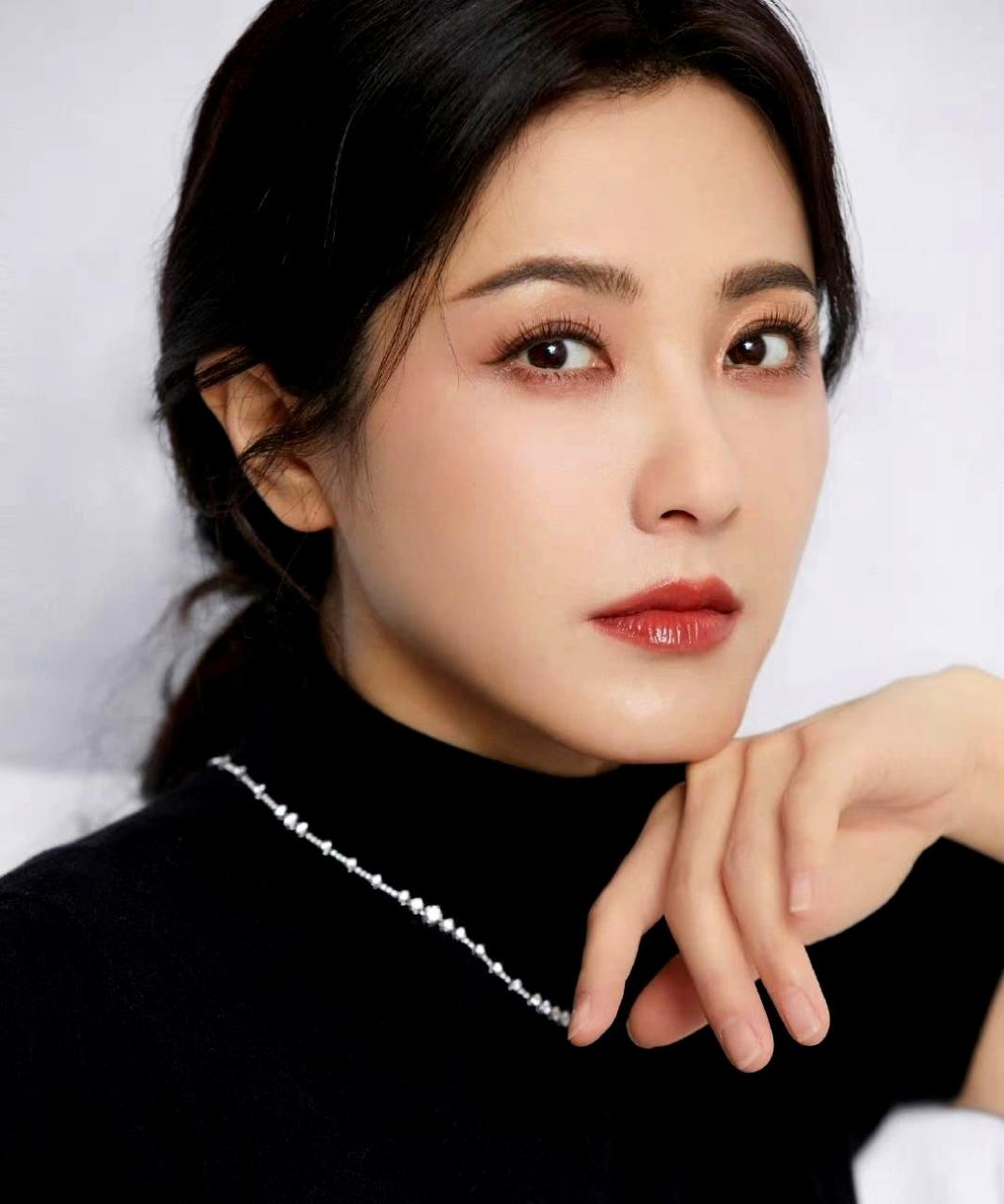 曾黎在晚会上表演时,唱歌自信满满,气场十足.