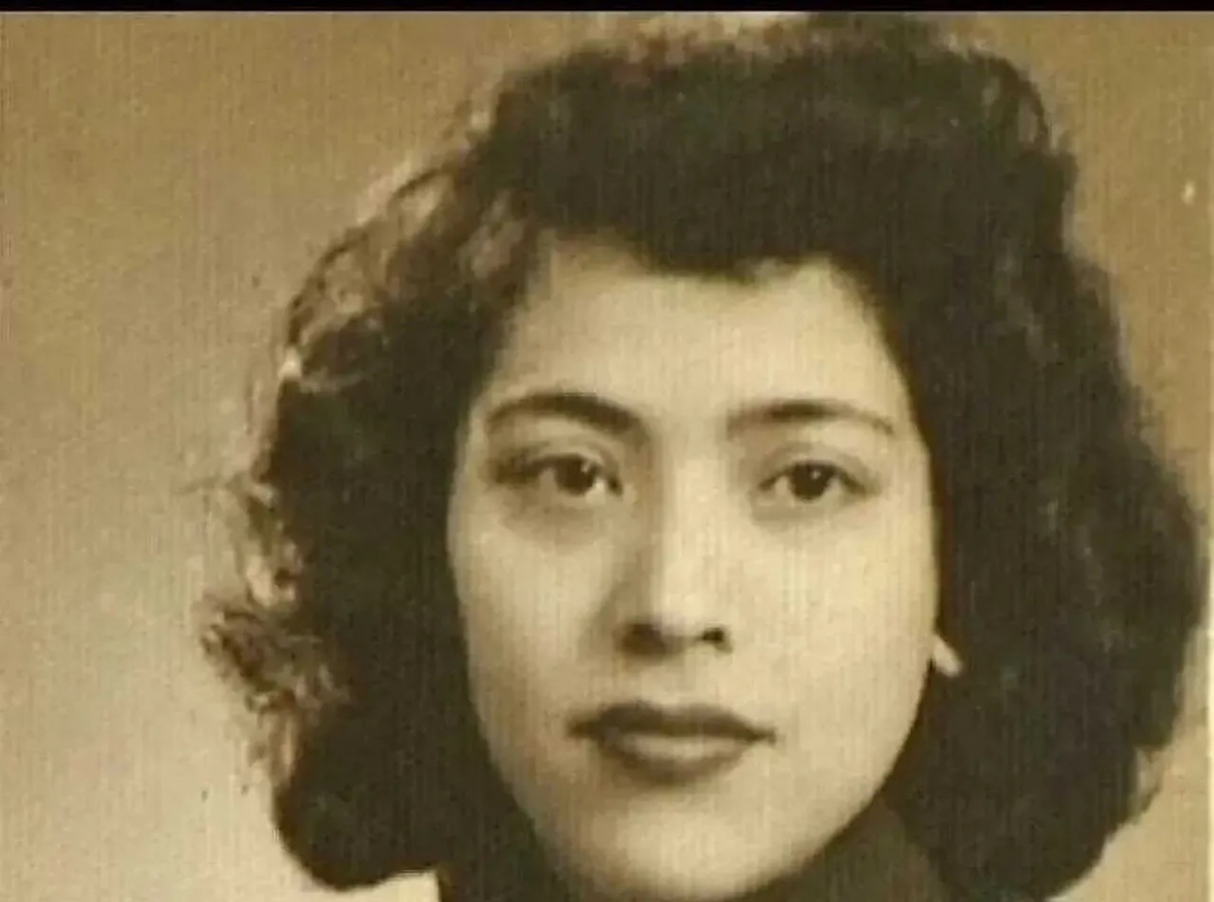 翻看黎婉华很多照片,并没觉得多美啊.