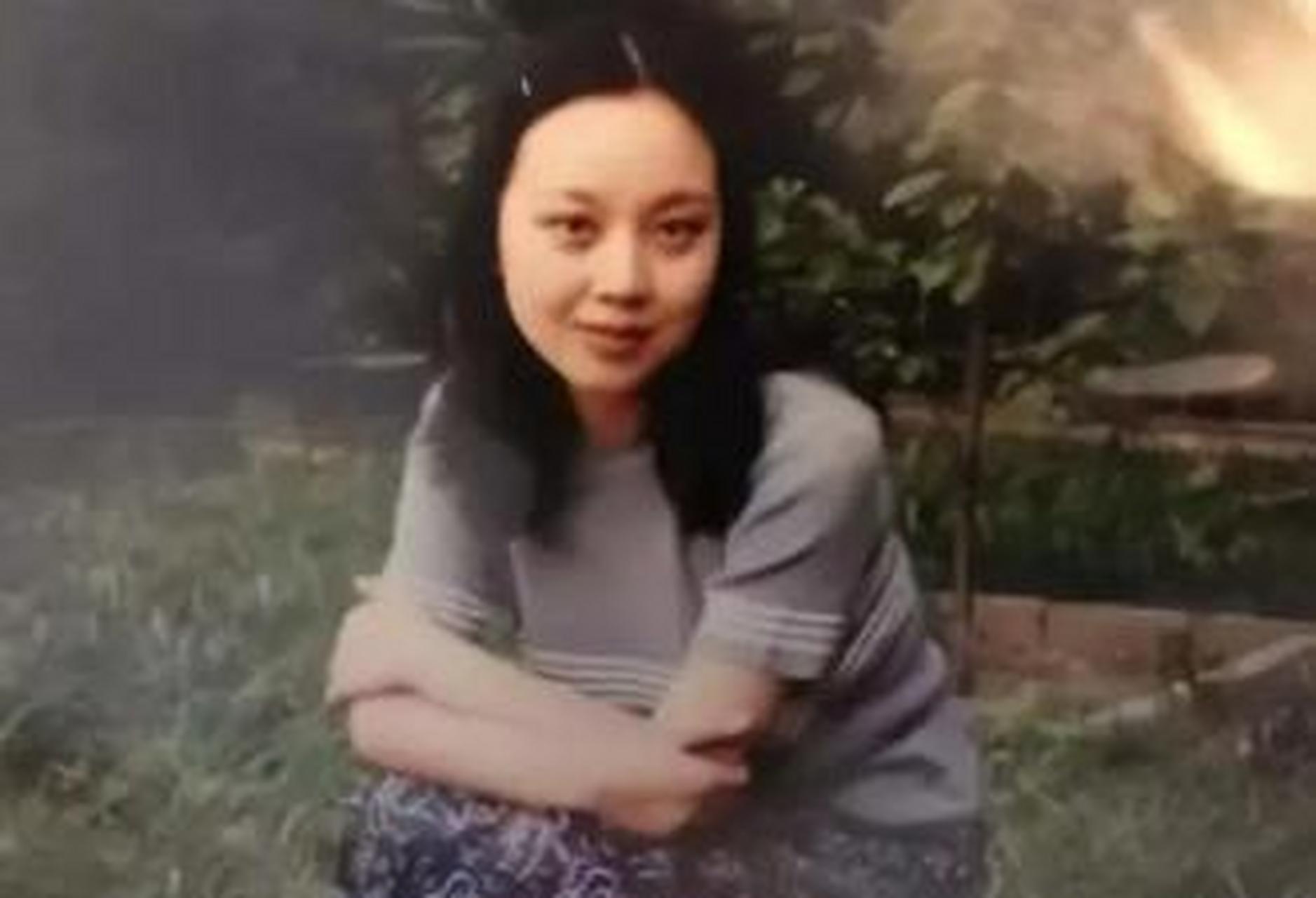年轻时候的闫妮和现在完全是两个样子,不过不是因为整容,而是衣着气质