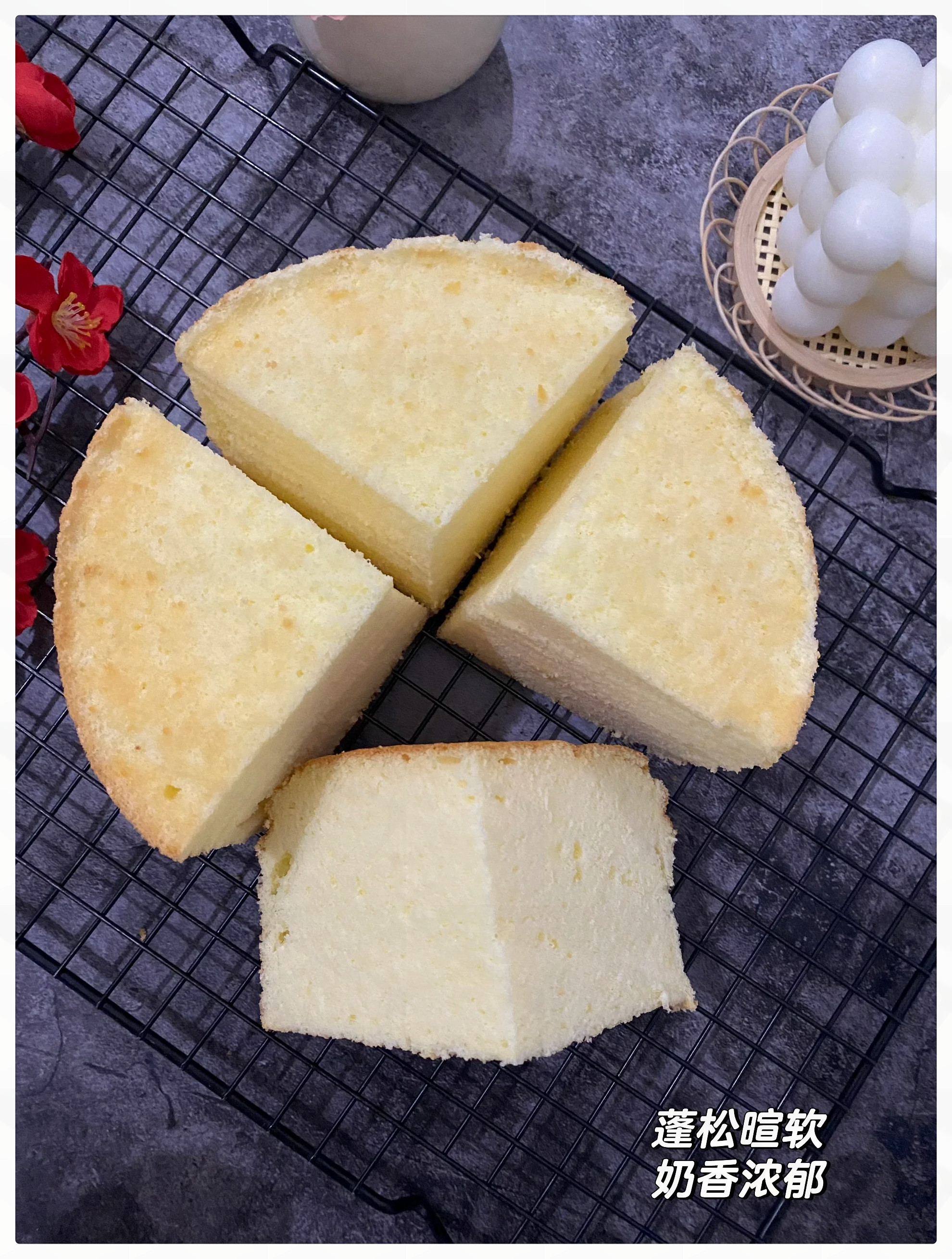 蓬松柔软,奶香浓郁,松软香甜可口的淡奶油  美味诱人的淡奶油戚风蛋糕