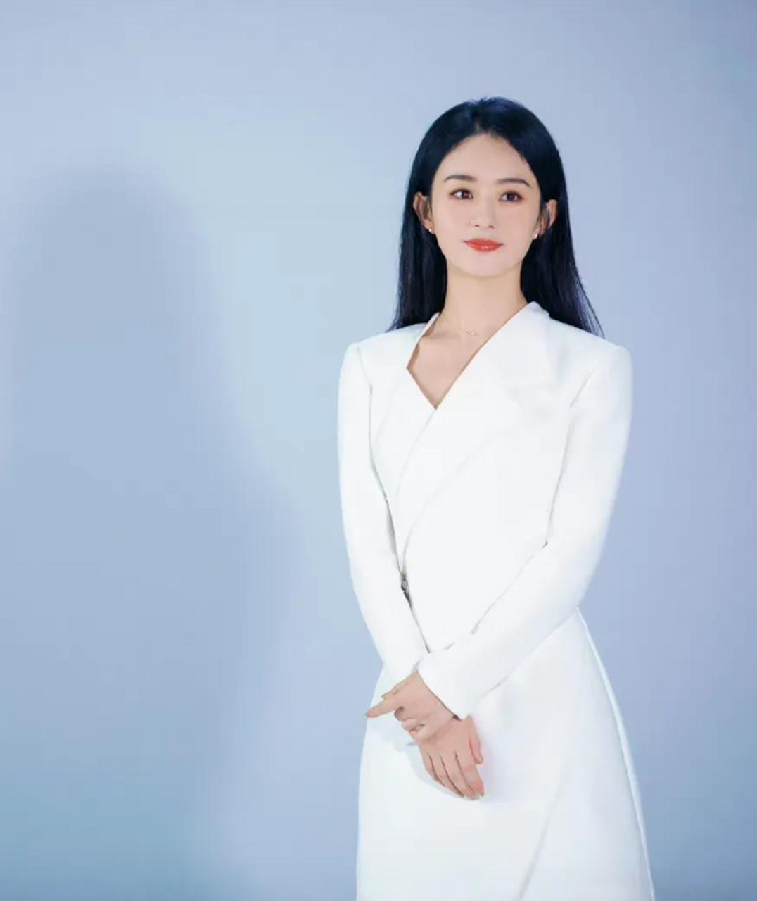 赵丽颖一身白色西服套装,整体干练干净,也太显气质.