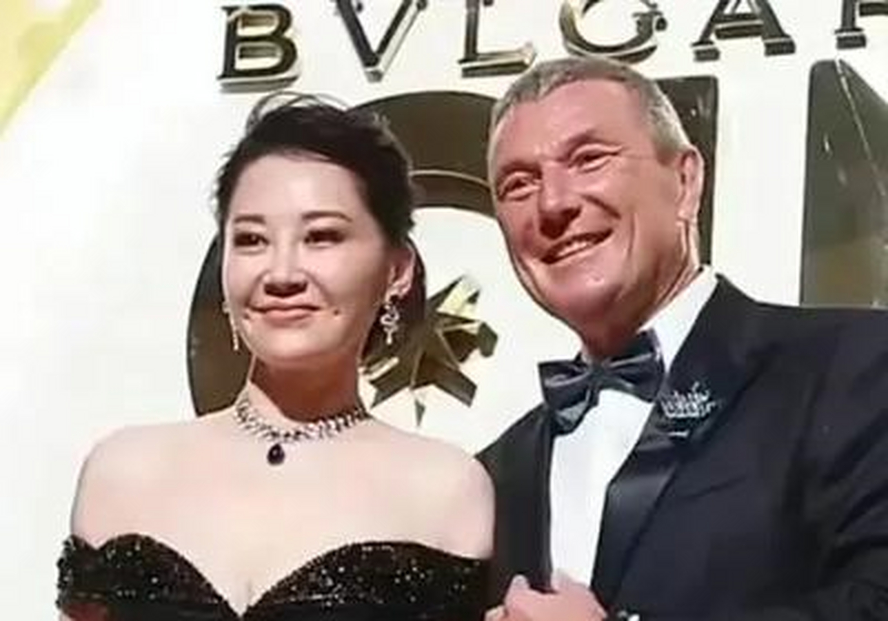 许晴一笑连老外都看呆了,梨涡浅浅真迷人,娇滴滴的模样我见犹怜,京圈