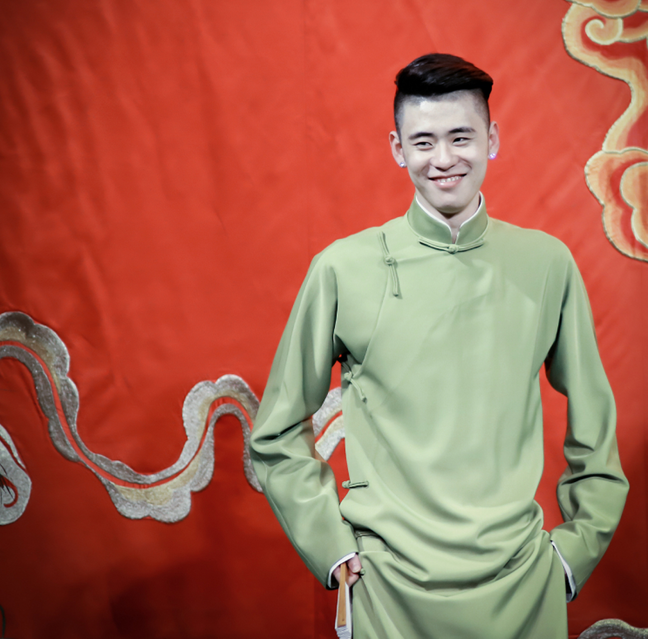 扎实过人的相声基本功,对吐字发音对动作对细节对作品的讲究,巧妙的将