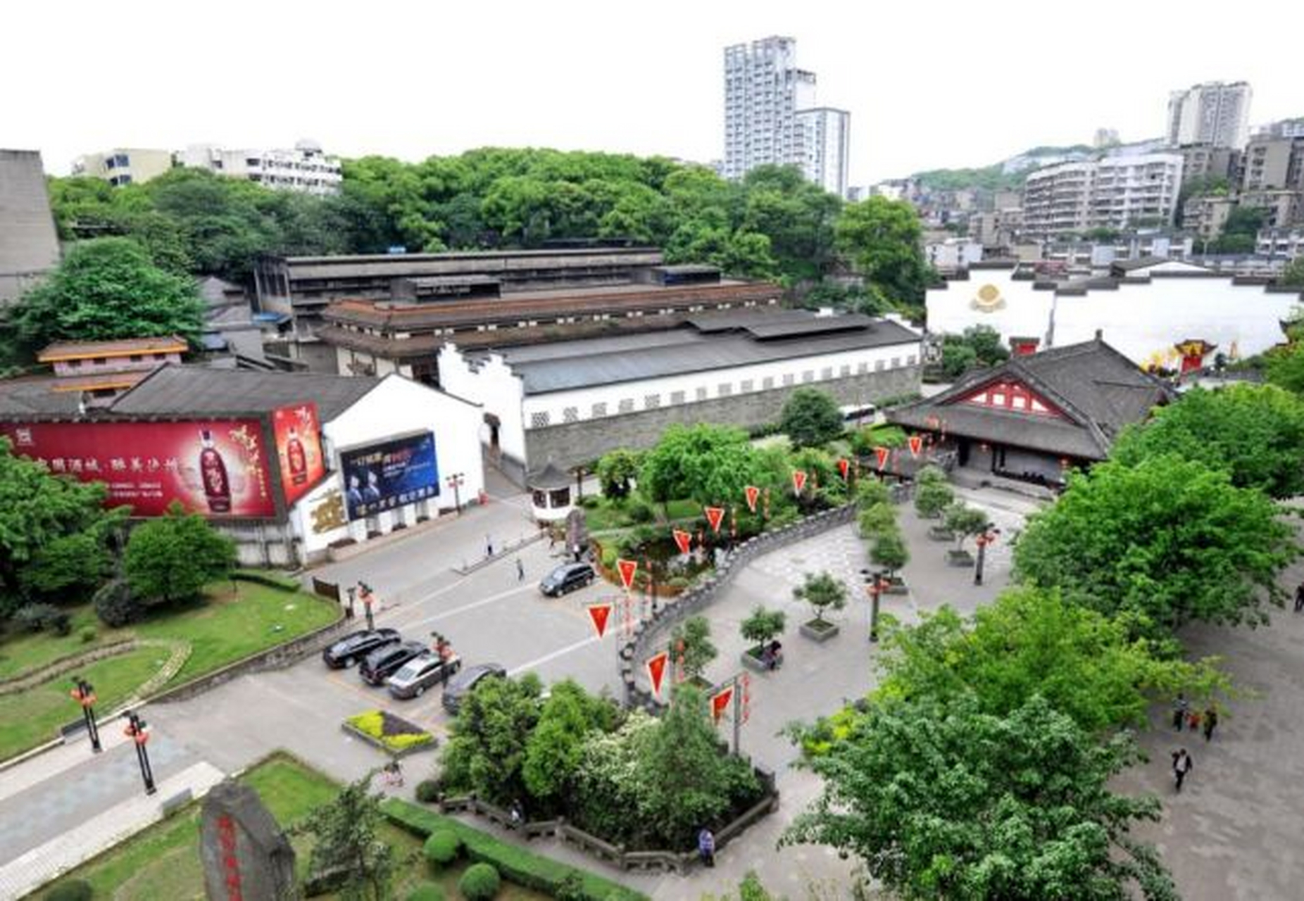 泸州老窖旅游区:是国家aaaa级旅游景区,位于泸州市江阳区,中国浓香型