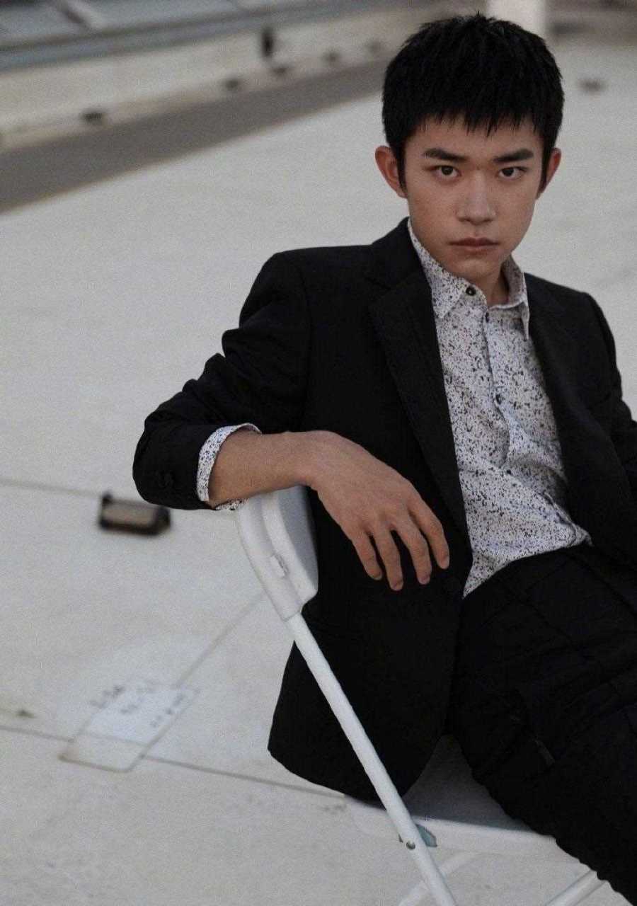易烊千玺平头亮相,身穿黑色西服套装,内搭碎花衬衣,雅痞又绅士.